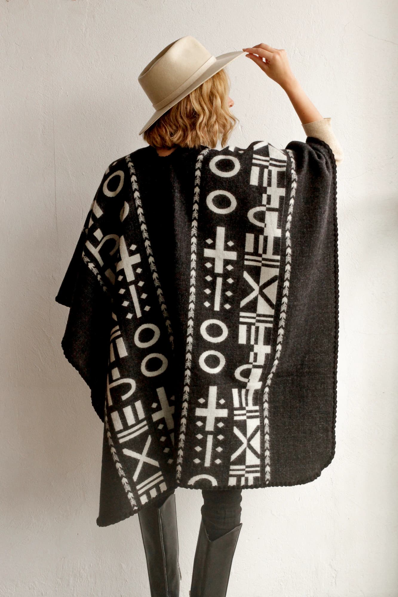 Poncho XO - Negro y blanco. - imagen 10