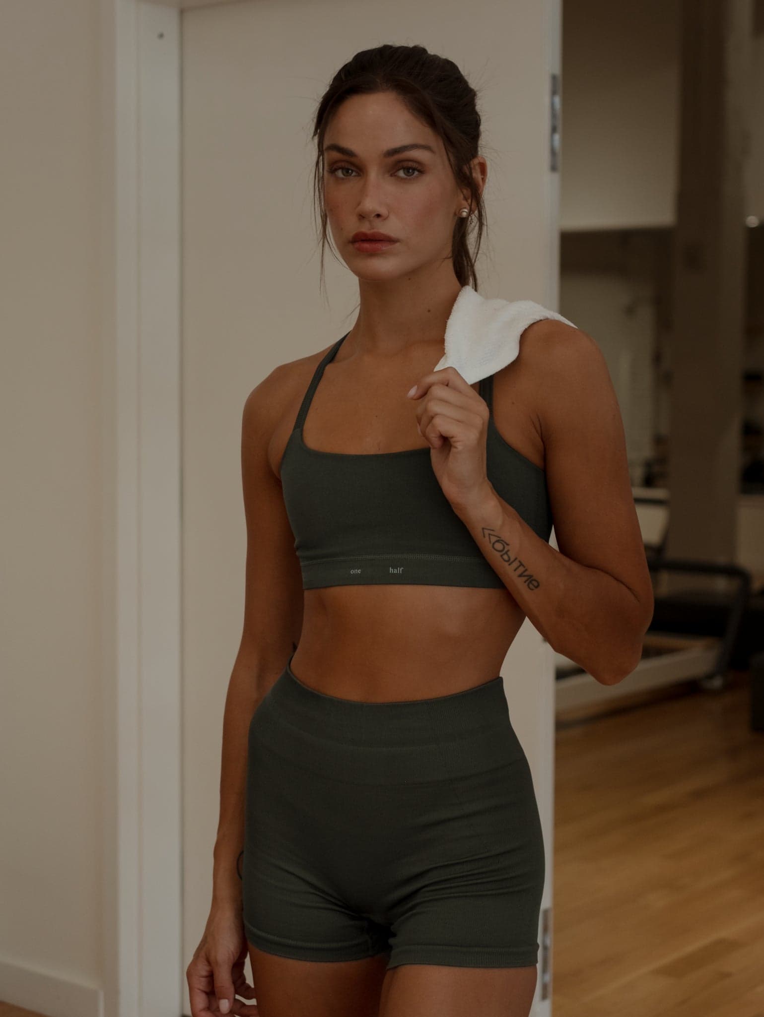 PULSE STRAP SEAMLESS TOP - PESTO - imagen 7