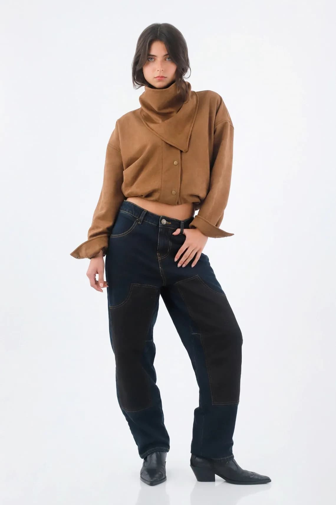 Jean para mujer de algodón azul oscuro fit horseshoe con parches frontales en contraste