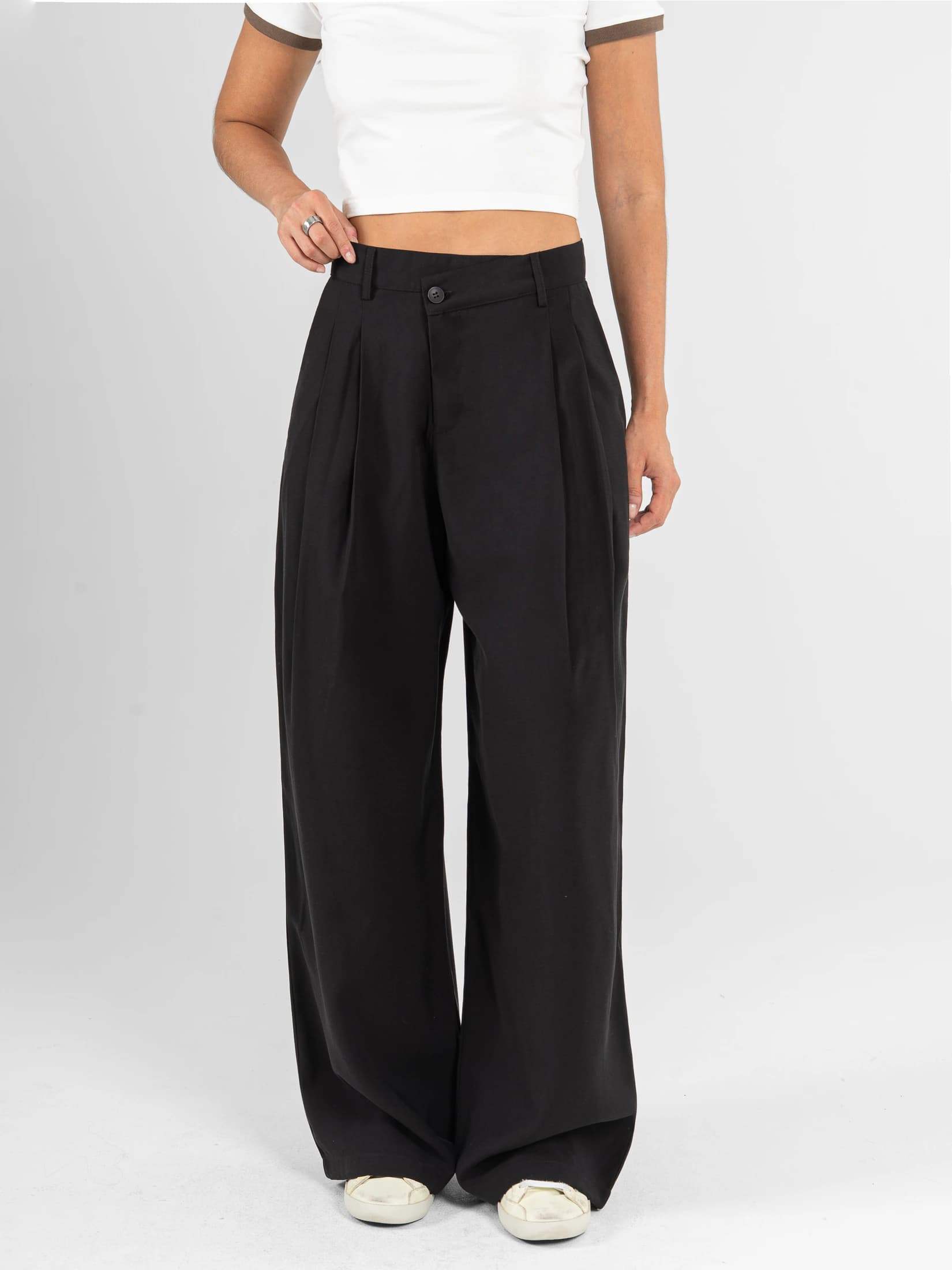 Ref: 0620579 Pantalón mom flare, tejido plano liviano, detalle en pretina, tiro alto, tono negro - imagen 1