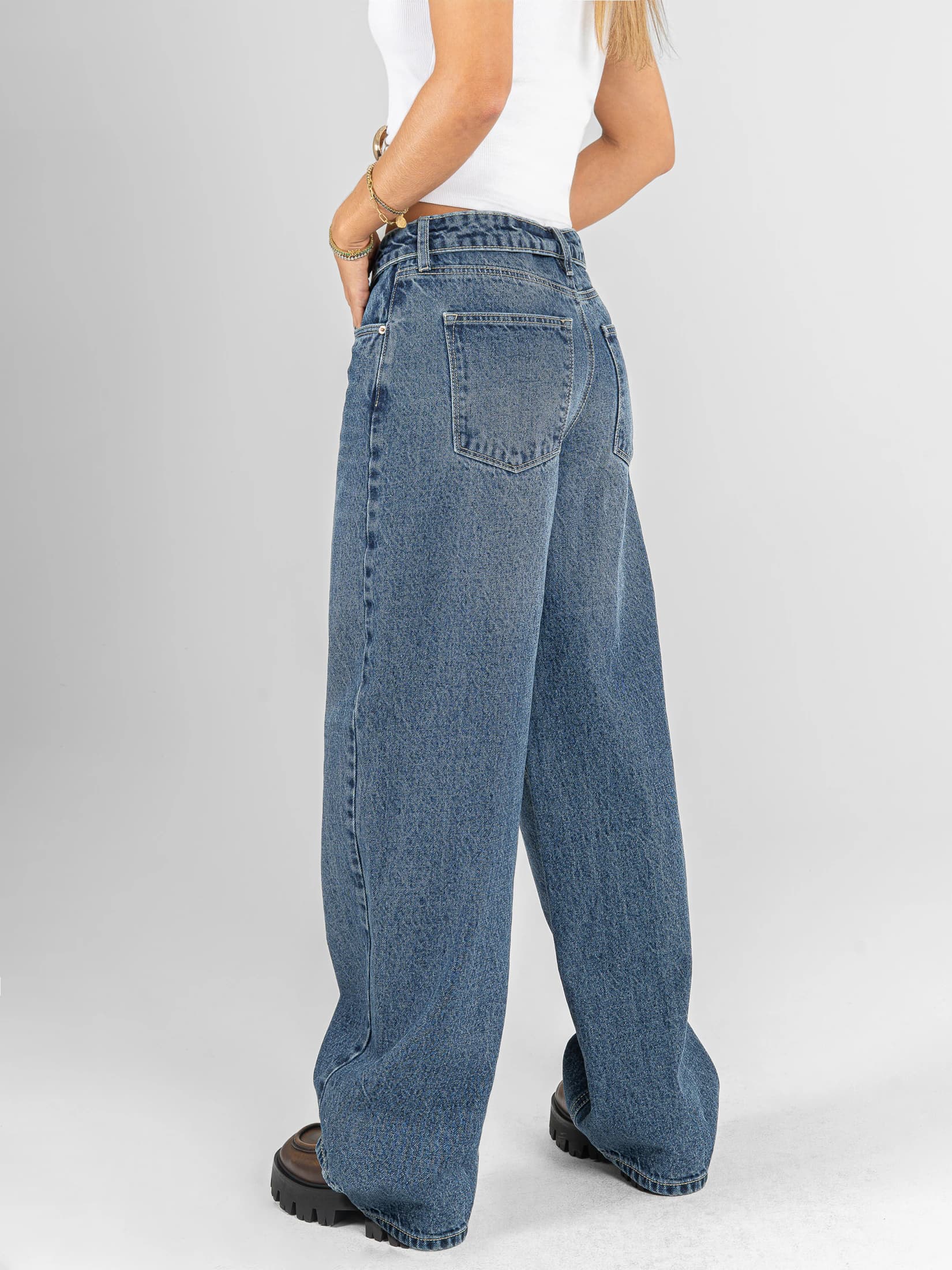 Ref: 066634 Jean wide leg, rígido, tiro medio, detalle en pretina, tono azul medio - imagen 2