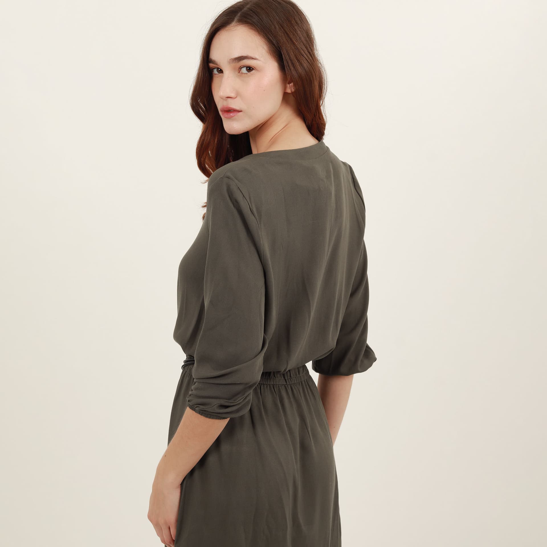 Vestido safary midi cuello nerú con ajuste en cintura - imagen 11