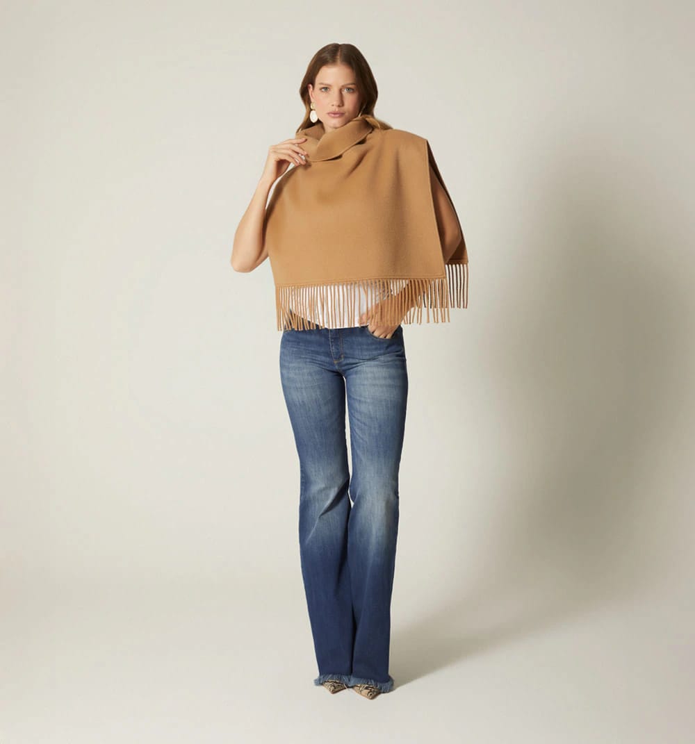 Poncho corto con flecos - imagen 6