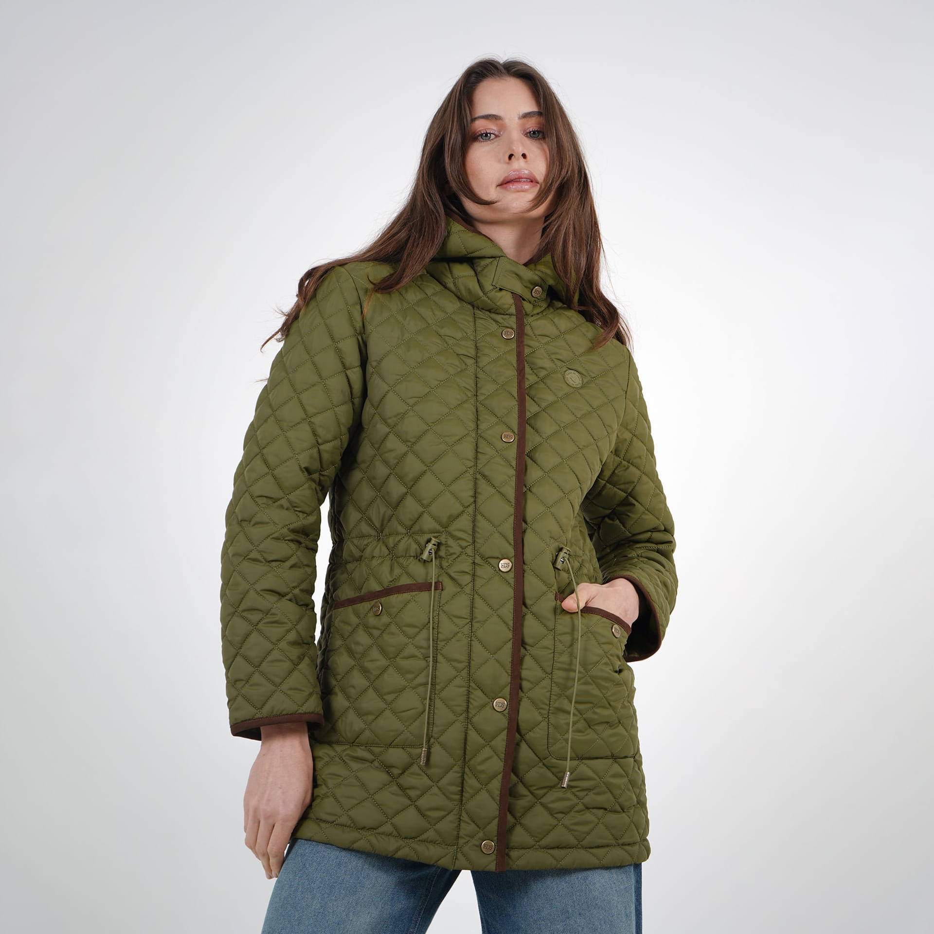 Chaqueta acolchada larga cuello alto con capucha y ajuste en cintura - imagen 19