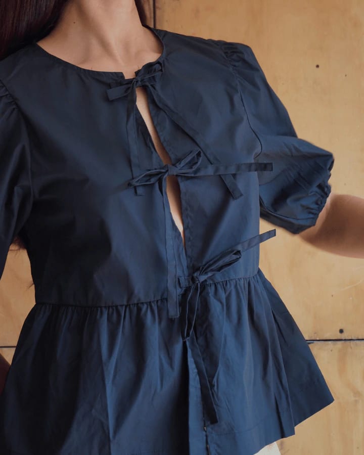 BLUSA AZZURRO CON MOÑOS NEGRO - imagen 5