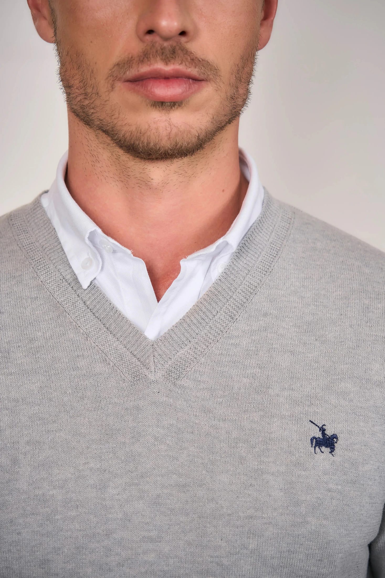 Suéter V neck Hombre Gris Claro - imagen 2