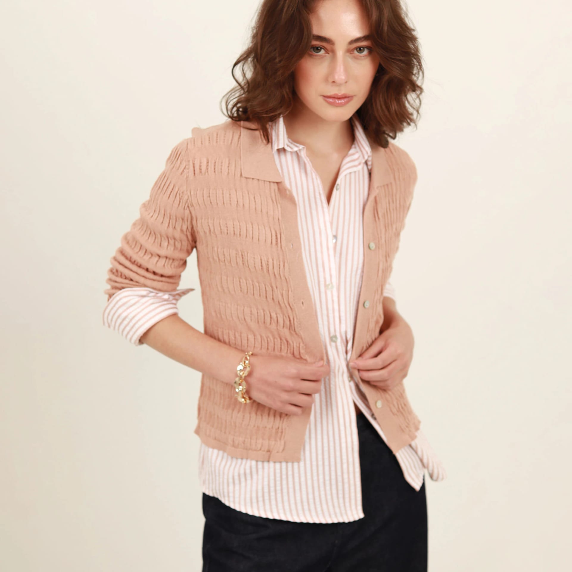 Sweater cárdigan corto cuello camisero con textura - imagen 7