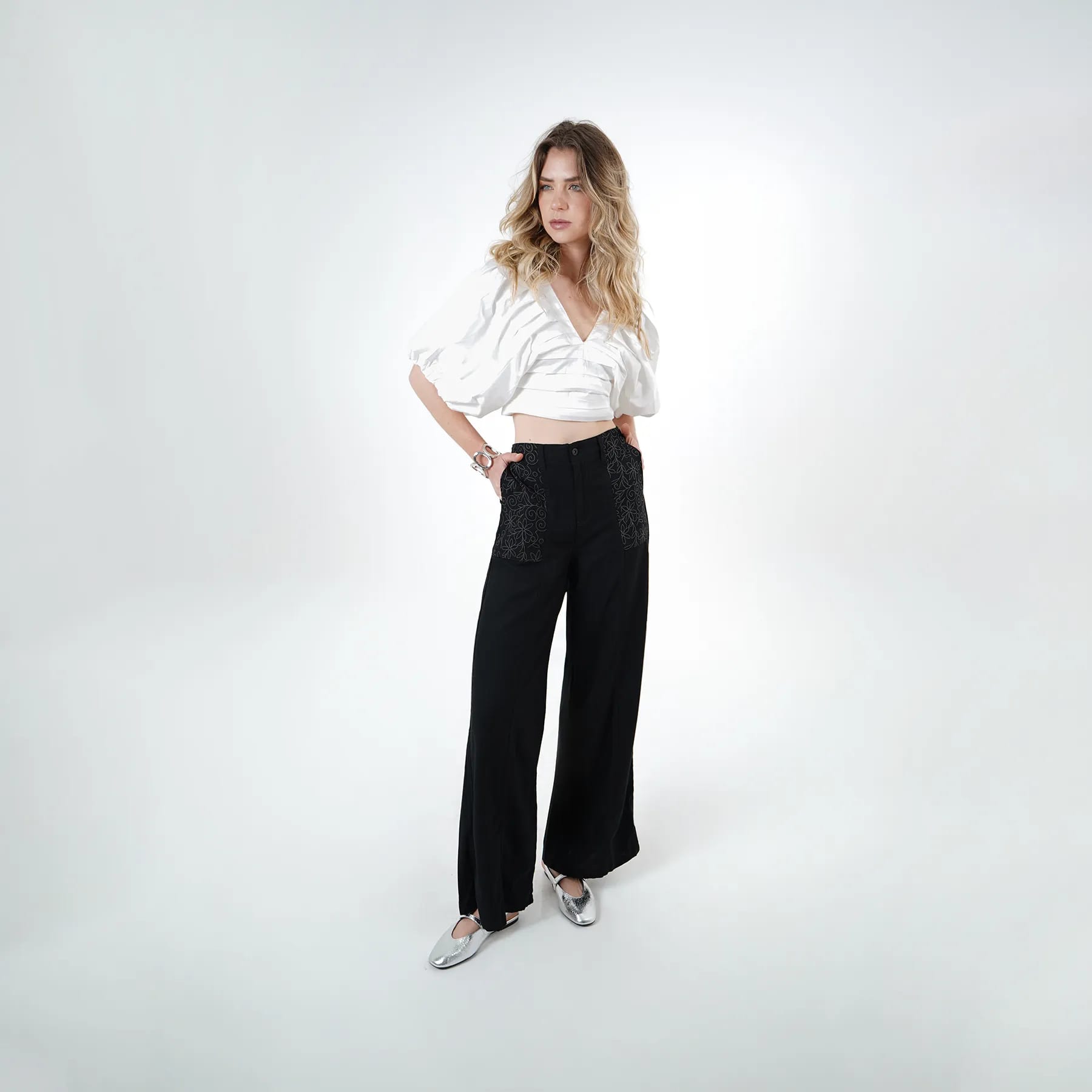 Blusa crop escote en v manga globo alforzada abierta en espalda - imagen 4