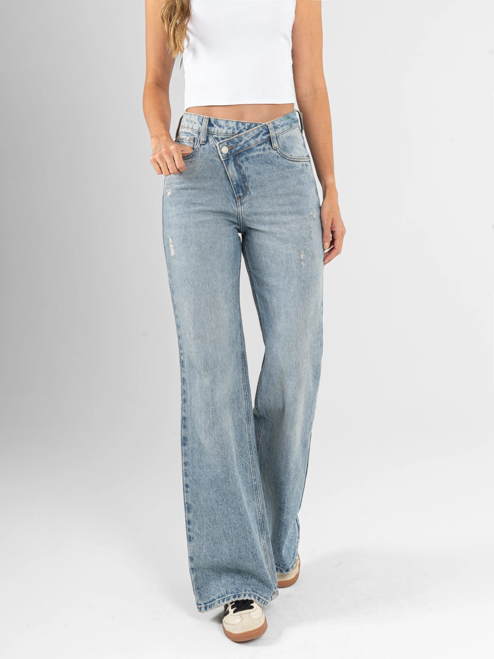 Ref: 066414 Jean Mom Flare, rígido, tiro alto, tono azul medio, detalle en pretina. - imagen 1