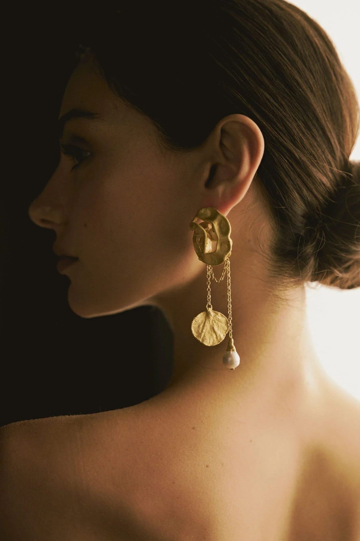 ARETES ACACIA CON PÉTALO REMOVIBLE CADENAS Y PERLAS - imagen 2