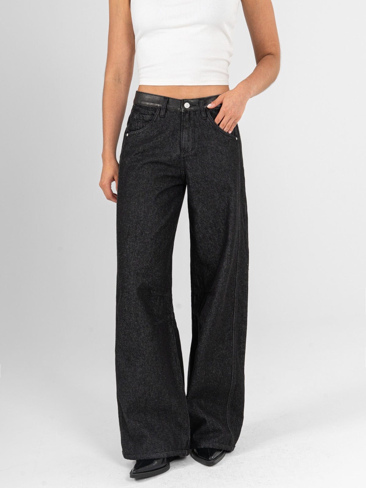 Ref: 066505 Jean wide leg, tiro alto, rígido, pretina tipo cuero, tono gris oscuro. - imagen 2