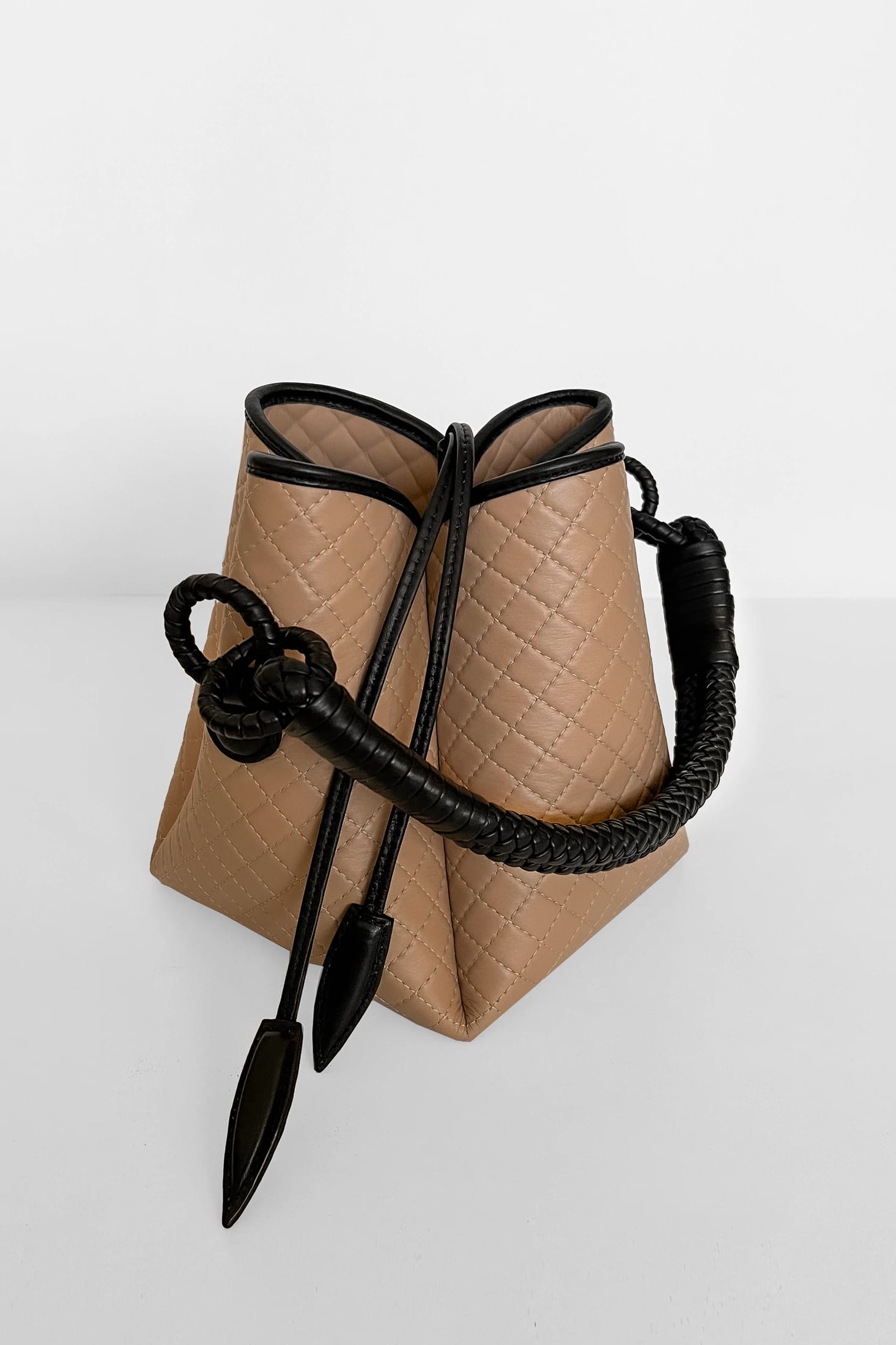 Tulip Bucket Bag, Cappuccino & Black - imagen 3