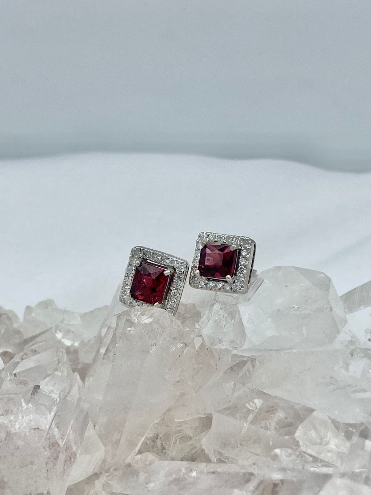 Aretes Granate con Diamantes en Oro 18K Blanco. - imagen 1