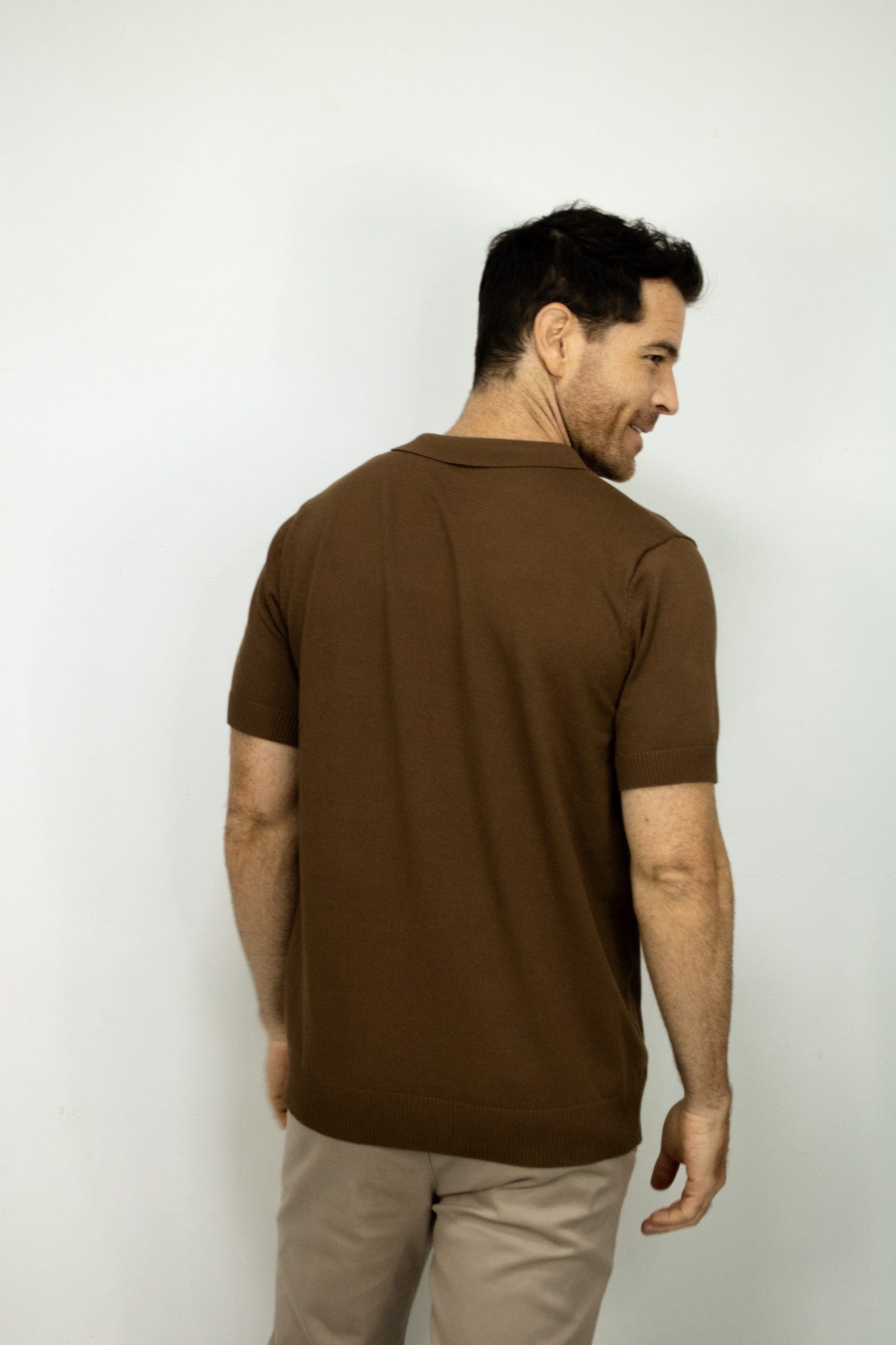 POLO TEJIDA CAFE PARA HOMBRE - imagen 3