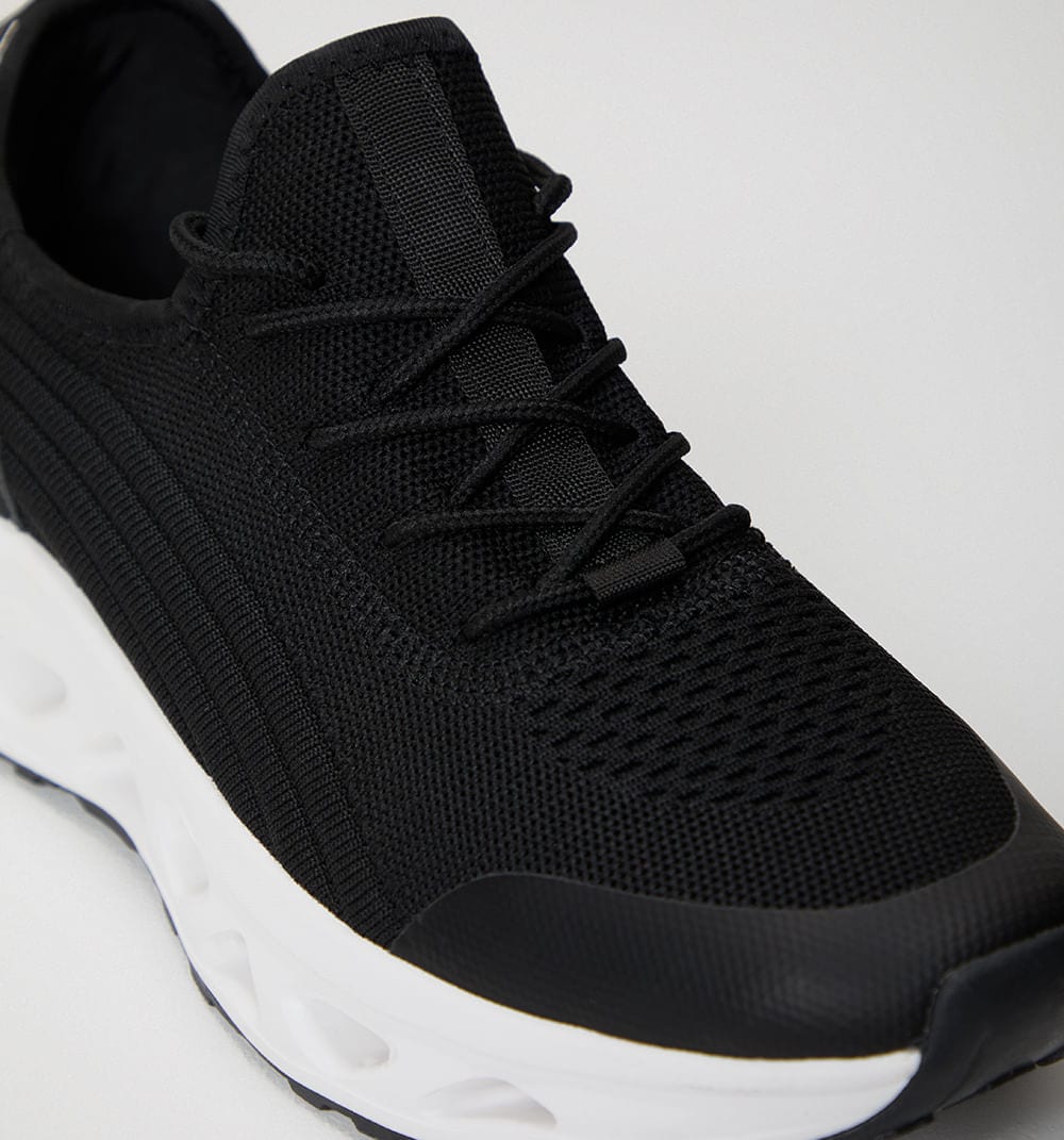 Tenis deportivo con capellada brillante - imagen 5