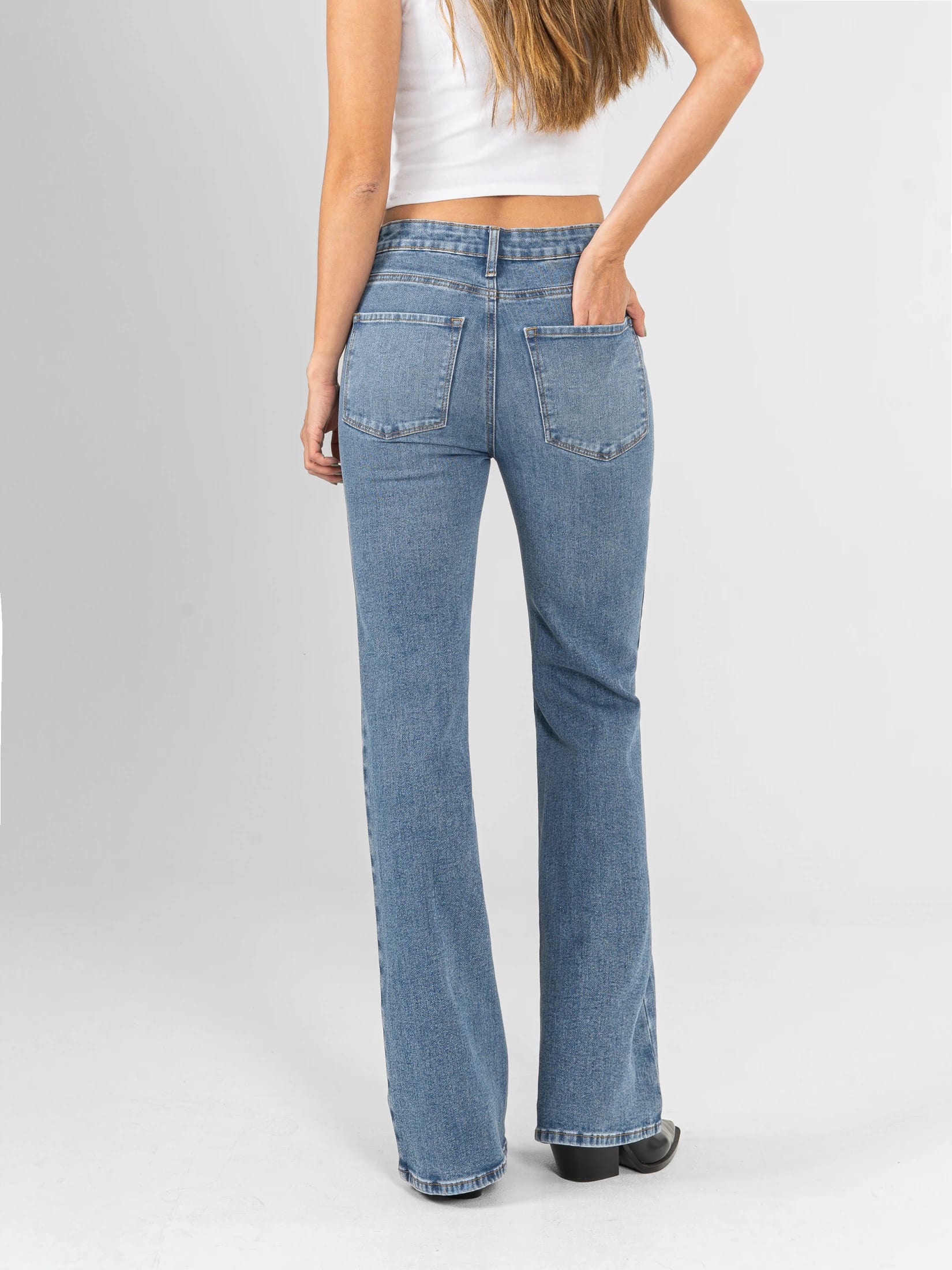 Ref: 066320 Jean flare stretch, bota ancha, tiro alto, tono azul medio, detalle en pretina - imagen 2