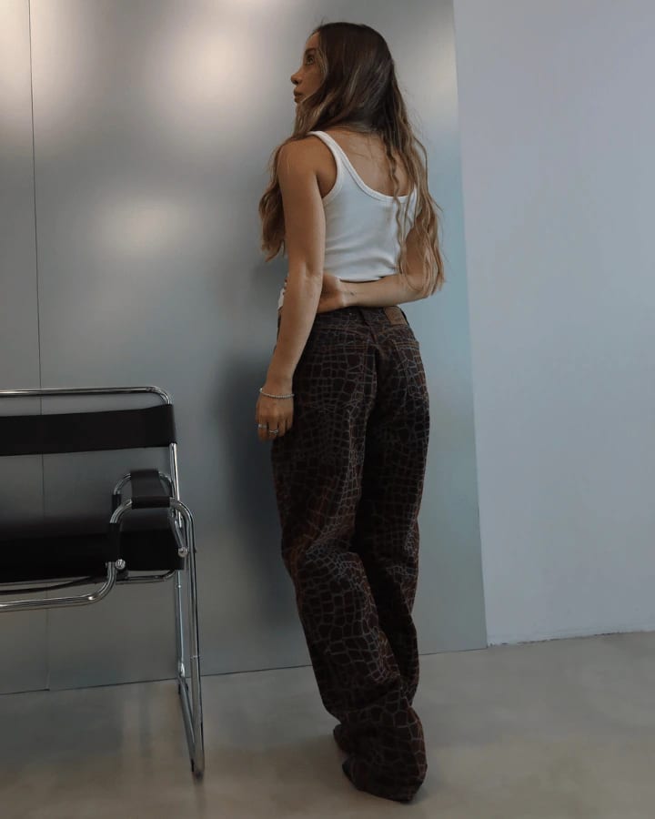 JEAN RELAXED FIT GIRAFFE PRINT CAFÉ - imagen 3