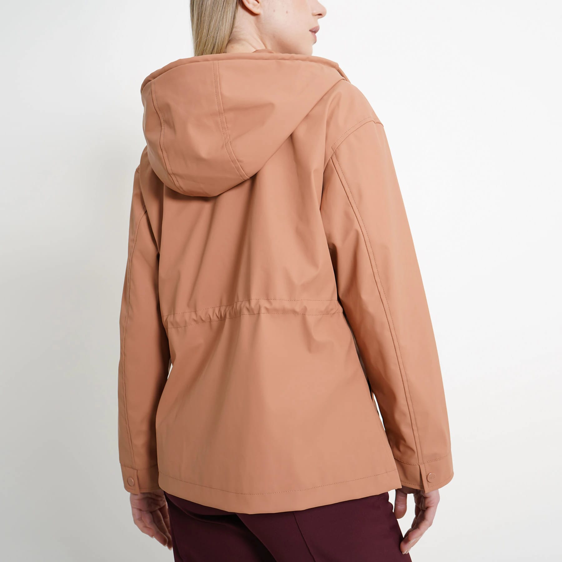 Chaqueta raincoat impermeable con capucha y ajuste en cintura - imagen 10