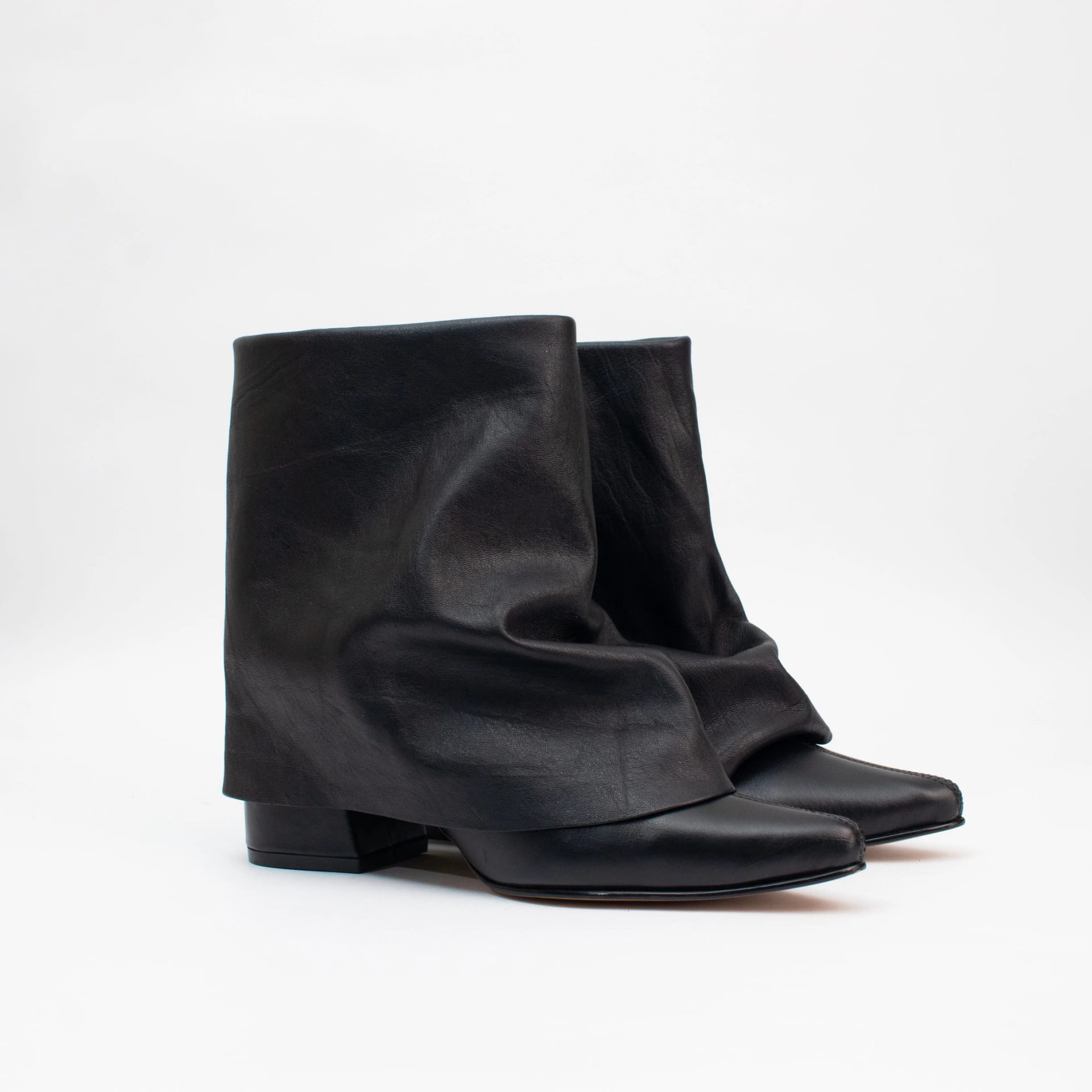 Boots, black pants - imagen 2