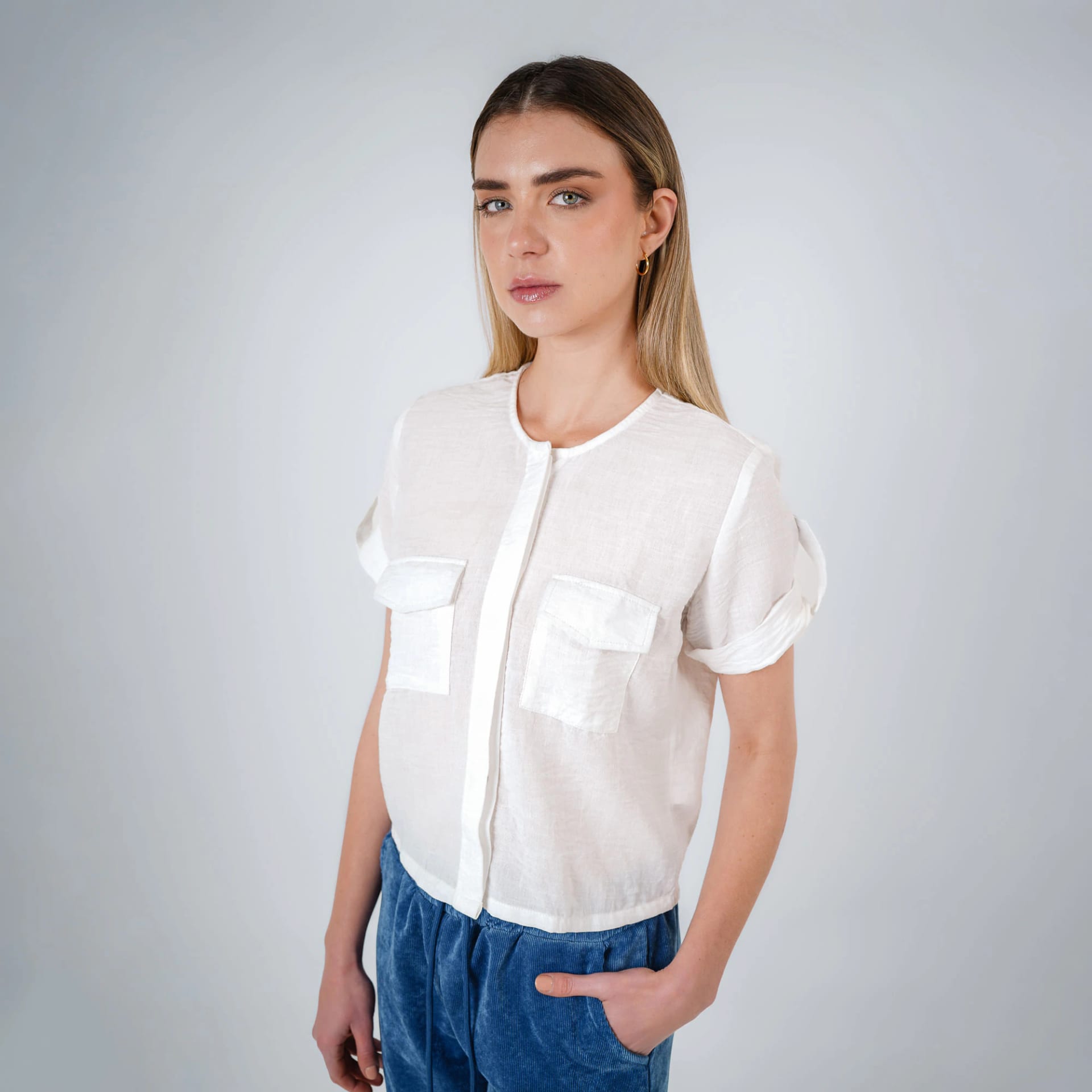 Blusa abierta escote redondo manga corta con charreteras - imagen 1