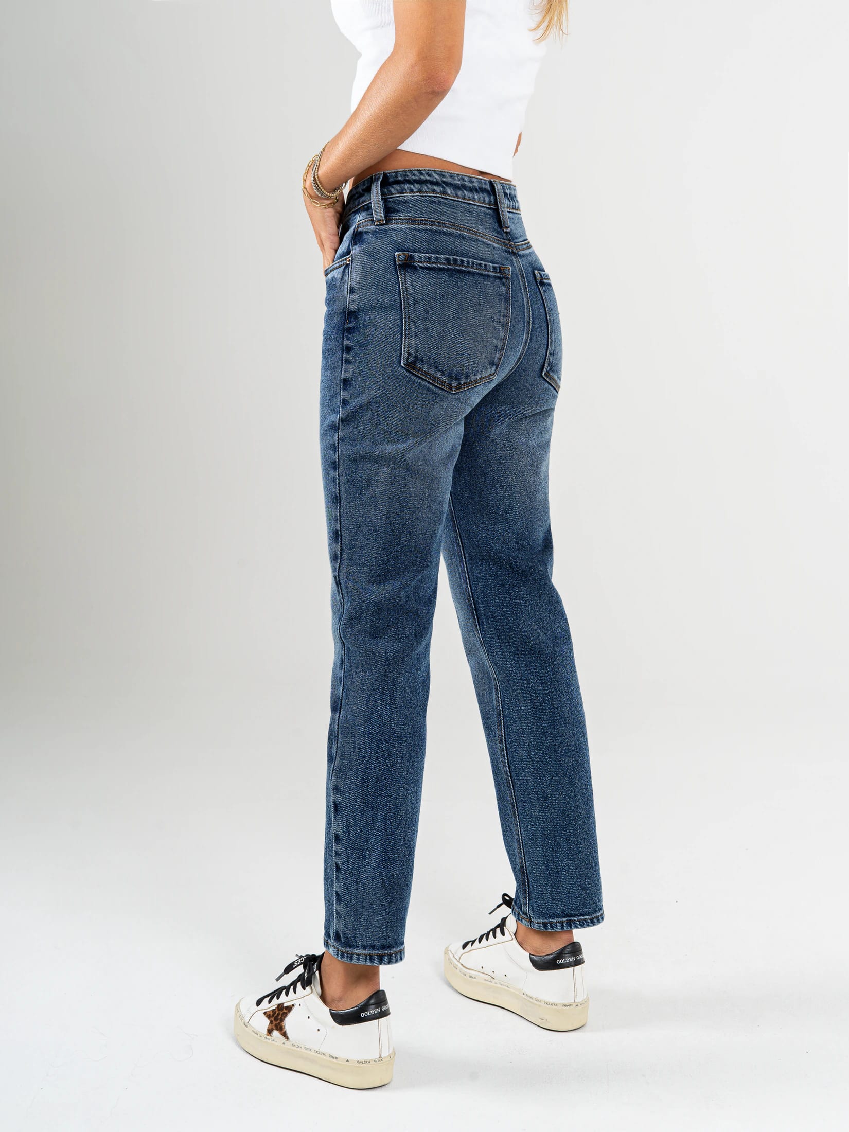 Ref: 065802 Jean Mom fit, slim cropped, stretch, tiro alto, tono azul medio oscuro - imagen 2