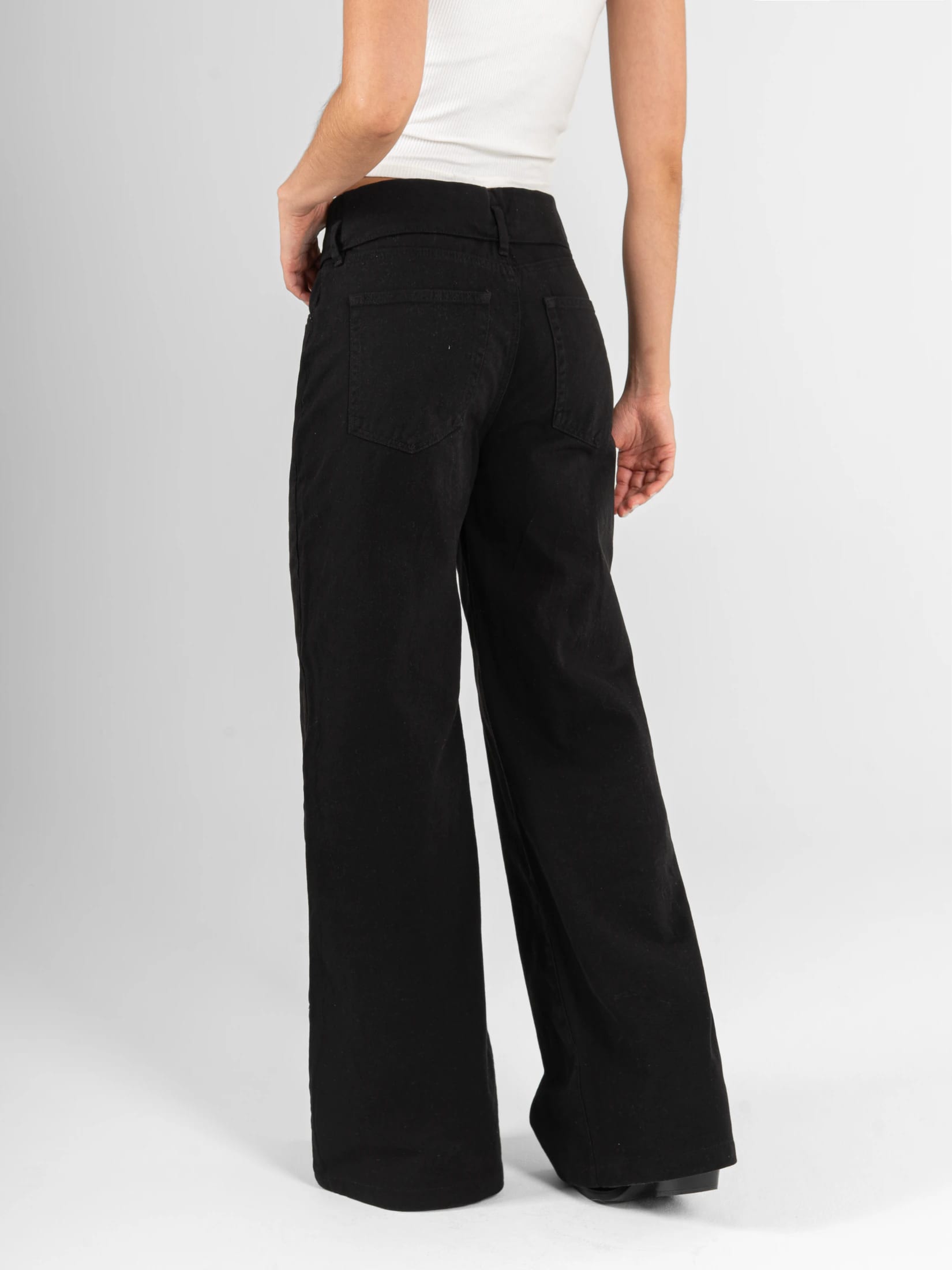 Ref: 0620631 Pantalón palazzo, rígido, detalle en pretina, tiro medio, tono negro - imagen 3