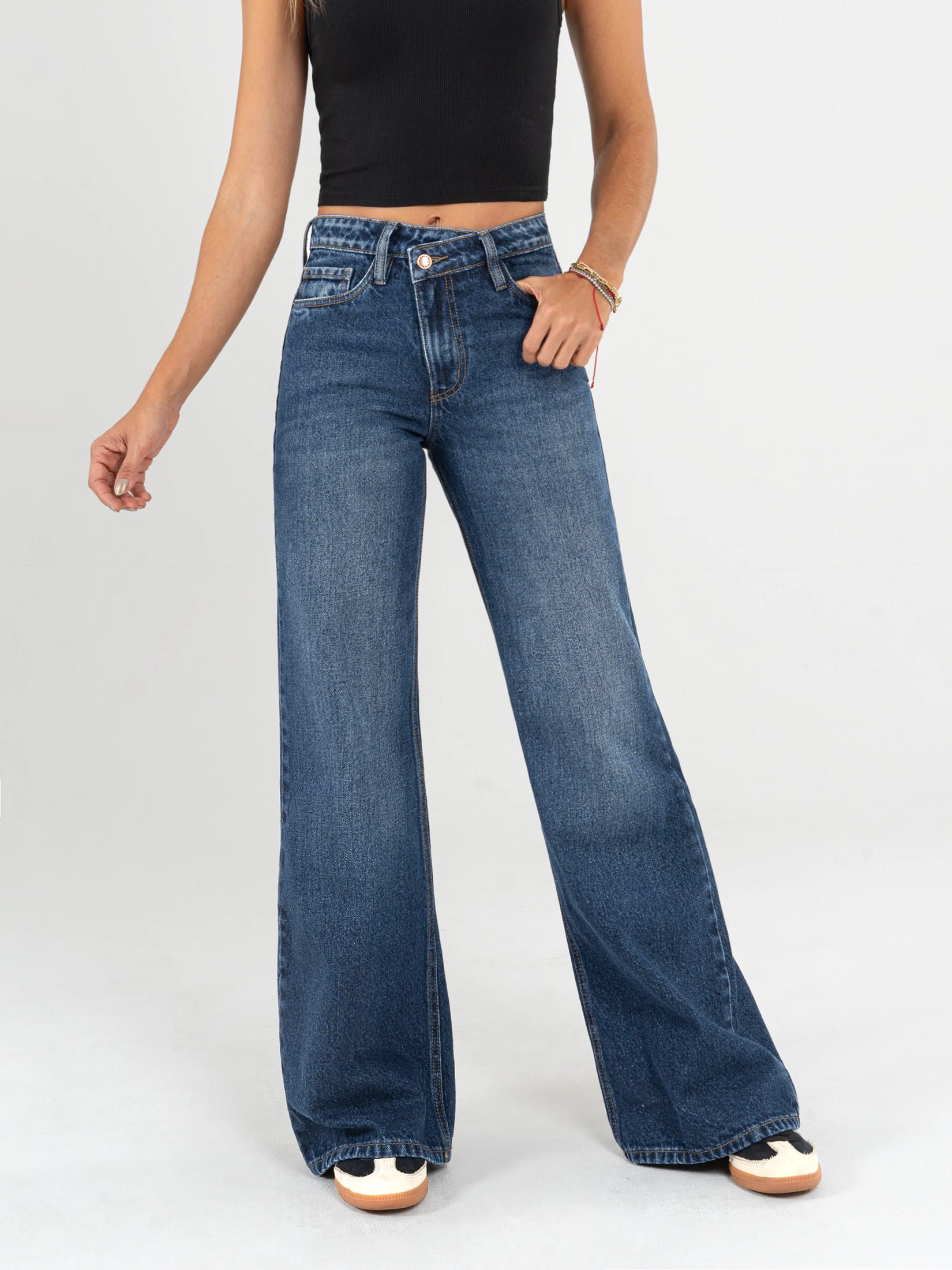 Ref: 064976 Jean Mom Flare, rígido, tiro alto, tono azul oscuro, detalle en pretina. - imagen 1
