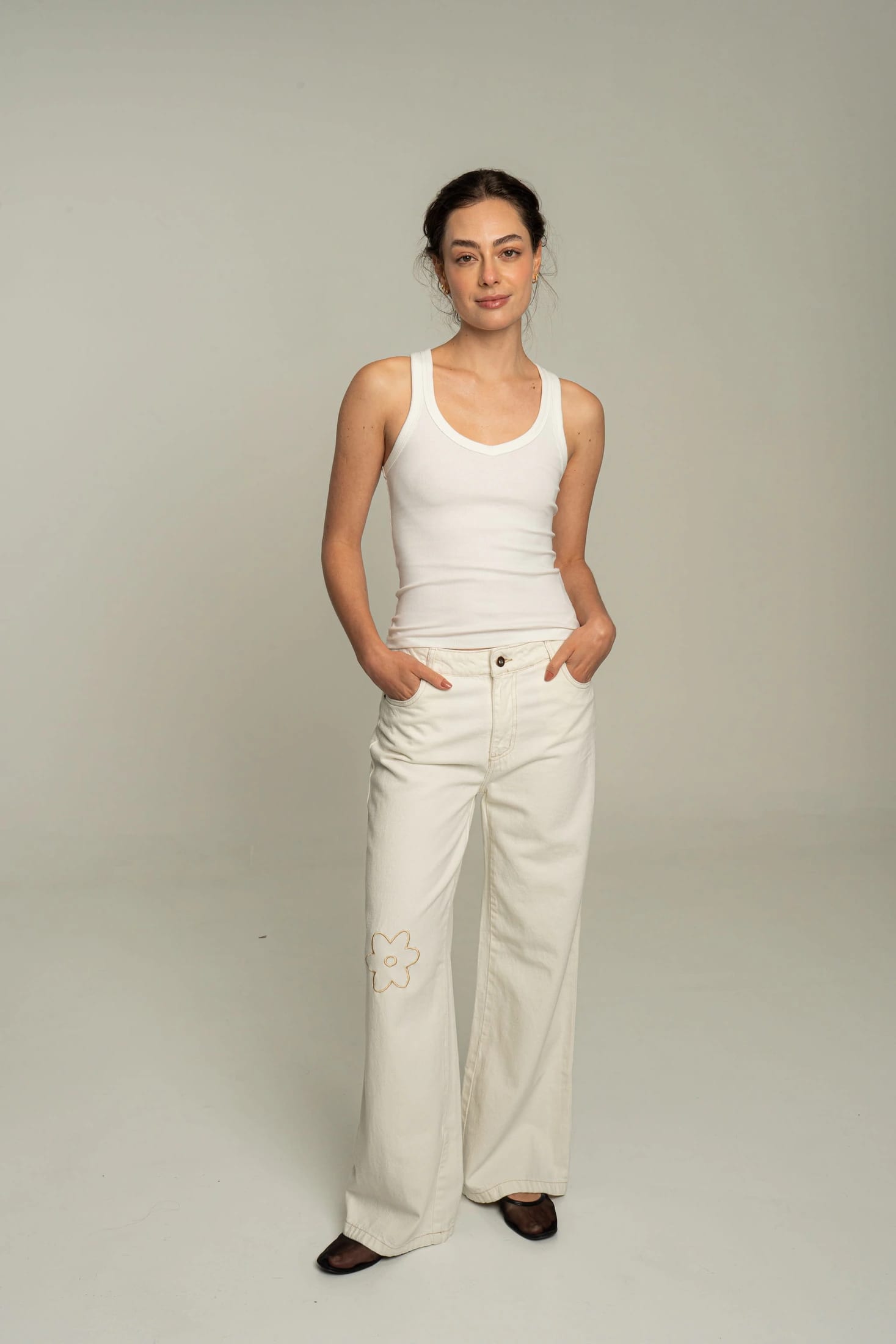 Jeans Flor Bordada Crudo - imagen 12