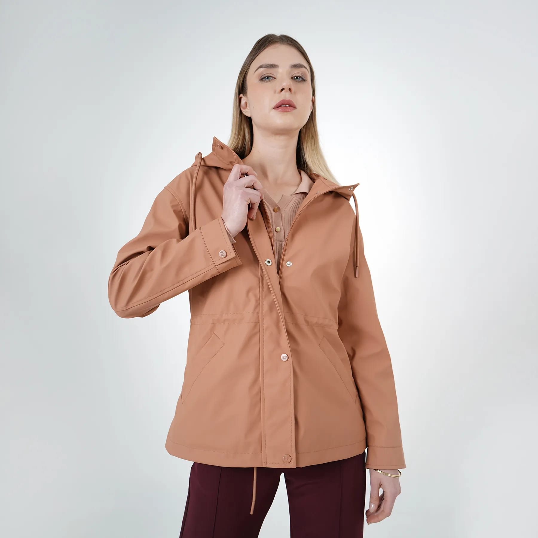 Chaqueta raincoat impermeable con capucha y ajuste en cintura - imagen 2