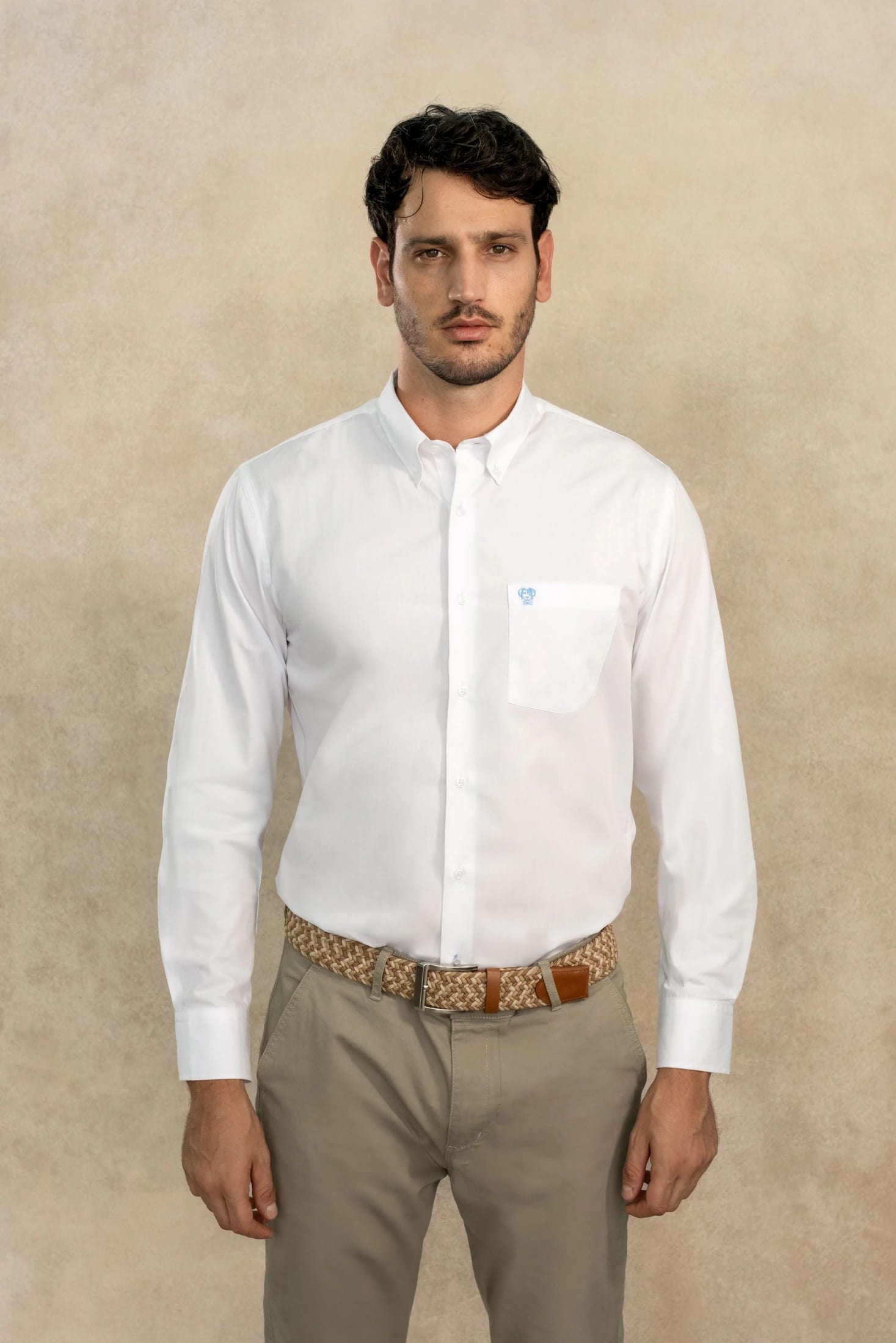 Camisa Antimanchas Popelina Blanco con Bolsillo Logo Azul- Talla Regular - imagen 1