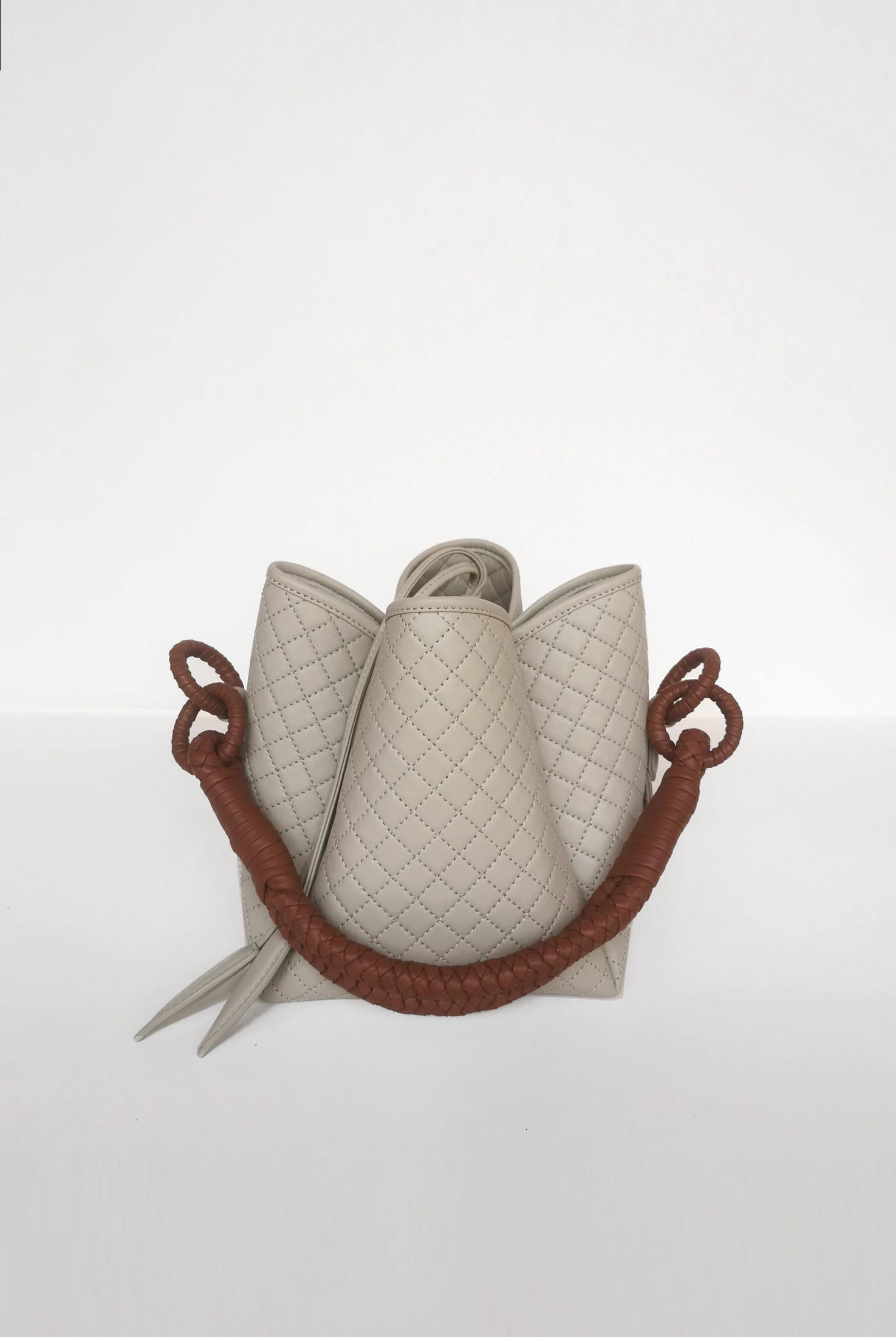 Tulip Mini Bucket Bag, Off-white & Brandy - imagen 1