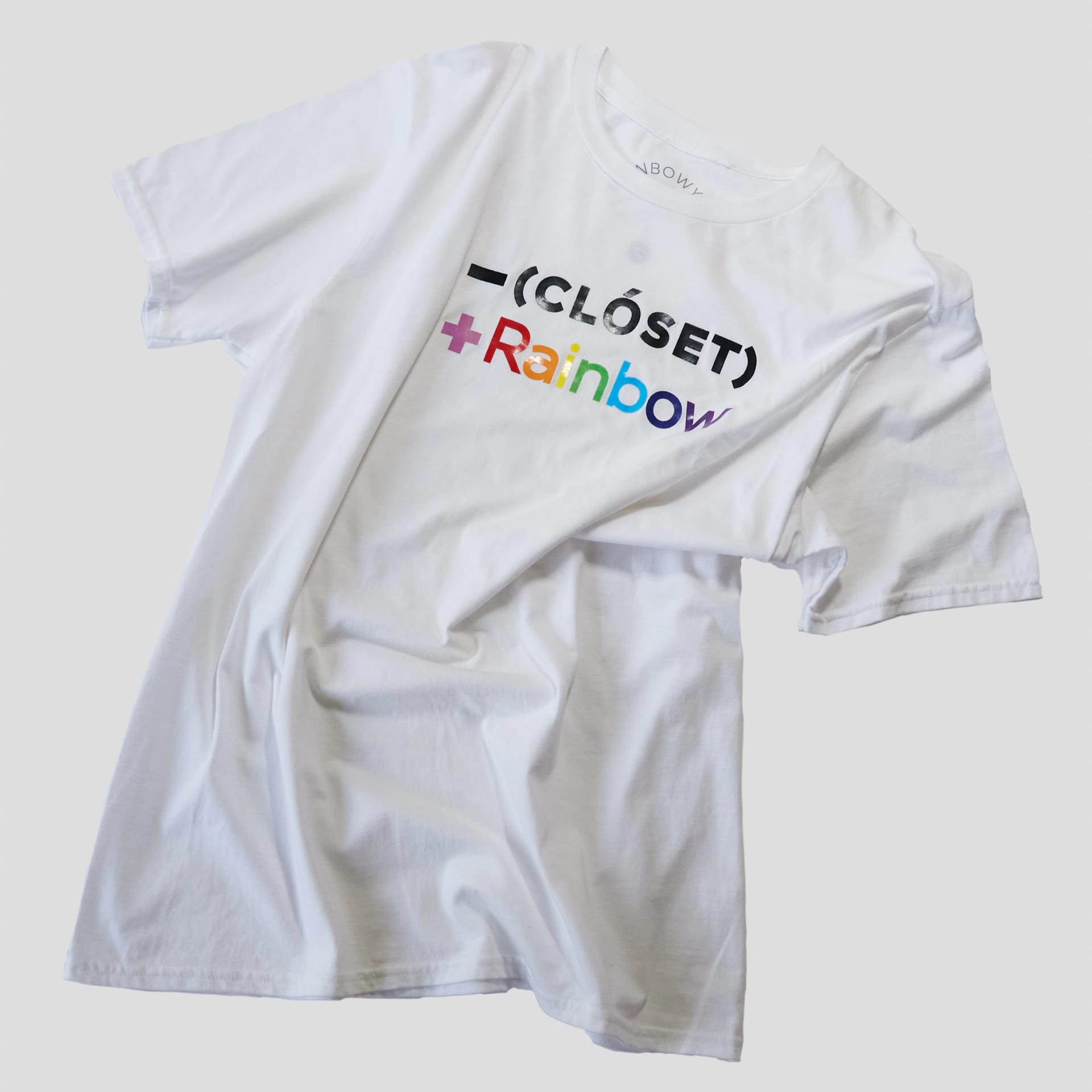 MENOS CLÓSET MÁS RAINBOW T-SHIRT - imagen 3