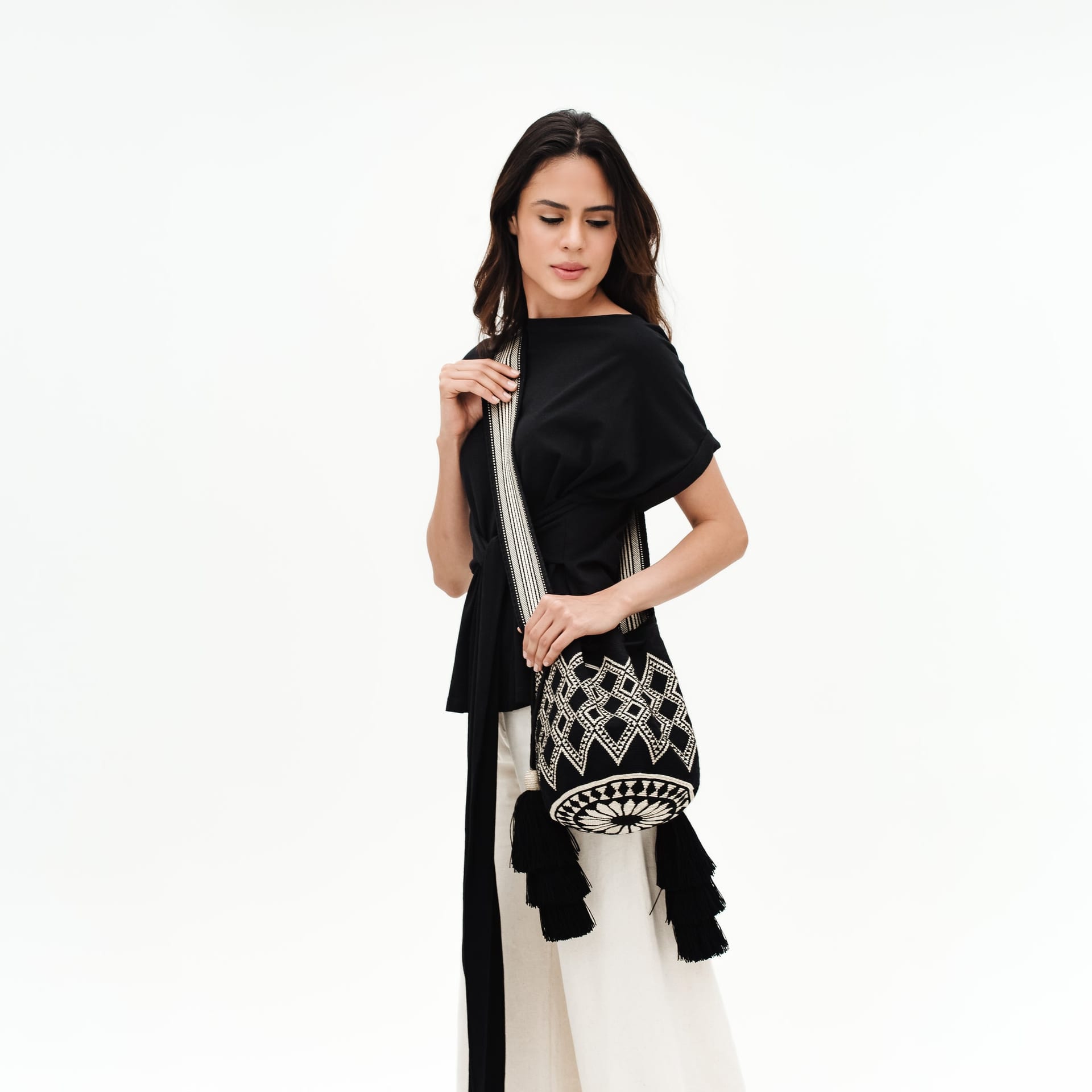 Mochila Wayuu Negra/Beige con Correa Larga - imagen 2