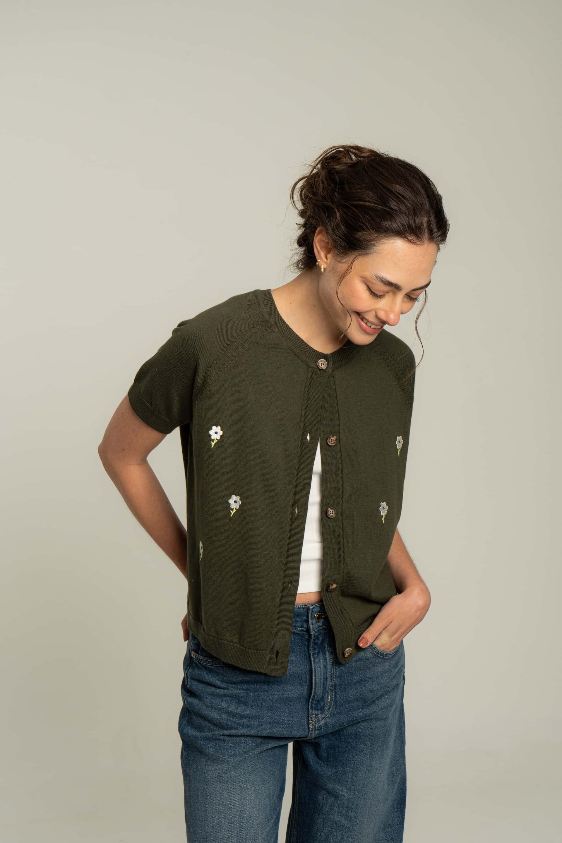 Cardigan corto flores bordadas - verde - imagen 7