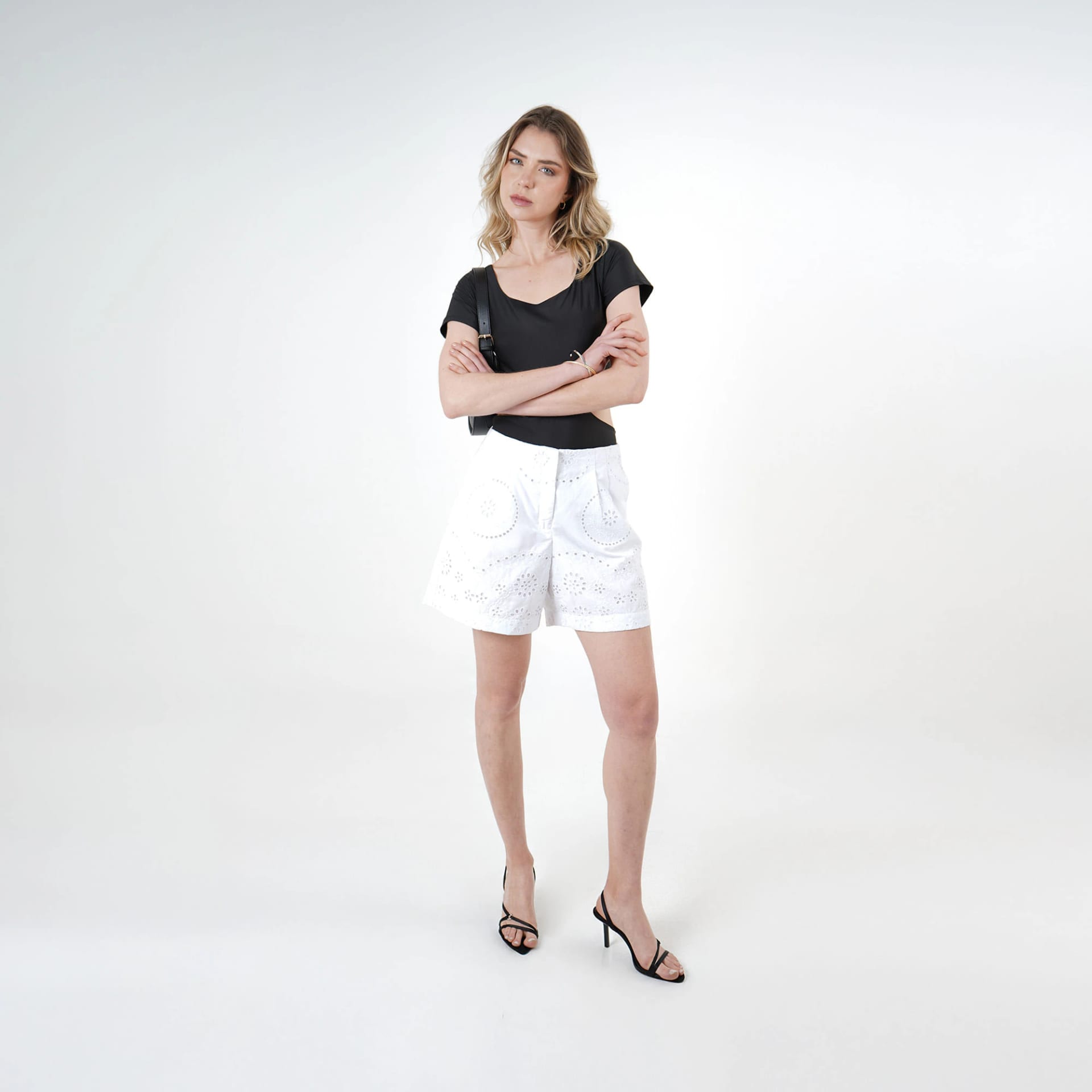 Short ancho en ojalillo con prenses - imagen 4