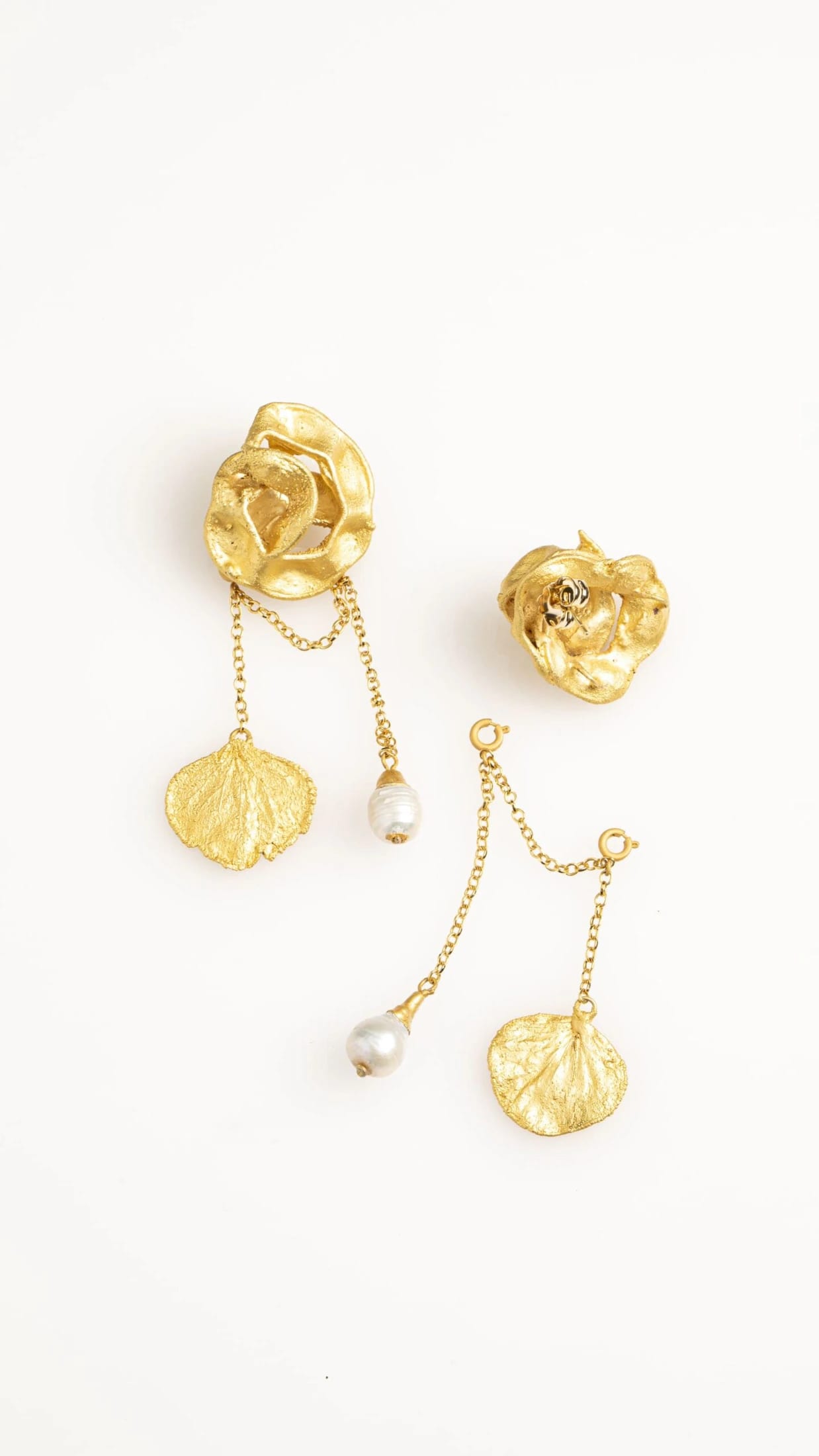 ARETES ACACIA CON PÉTALO REMOVIBLE CADENAS Y PERLAS - imagen 3