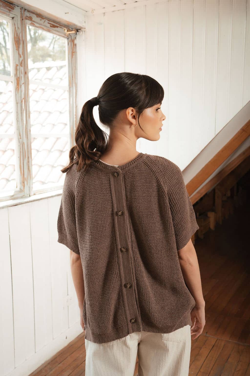 Saco manga corta cardigan perlado café - imagen 3