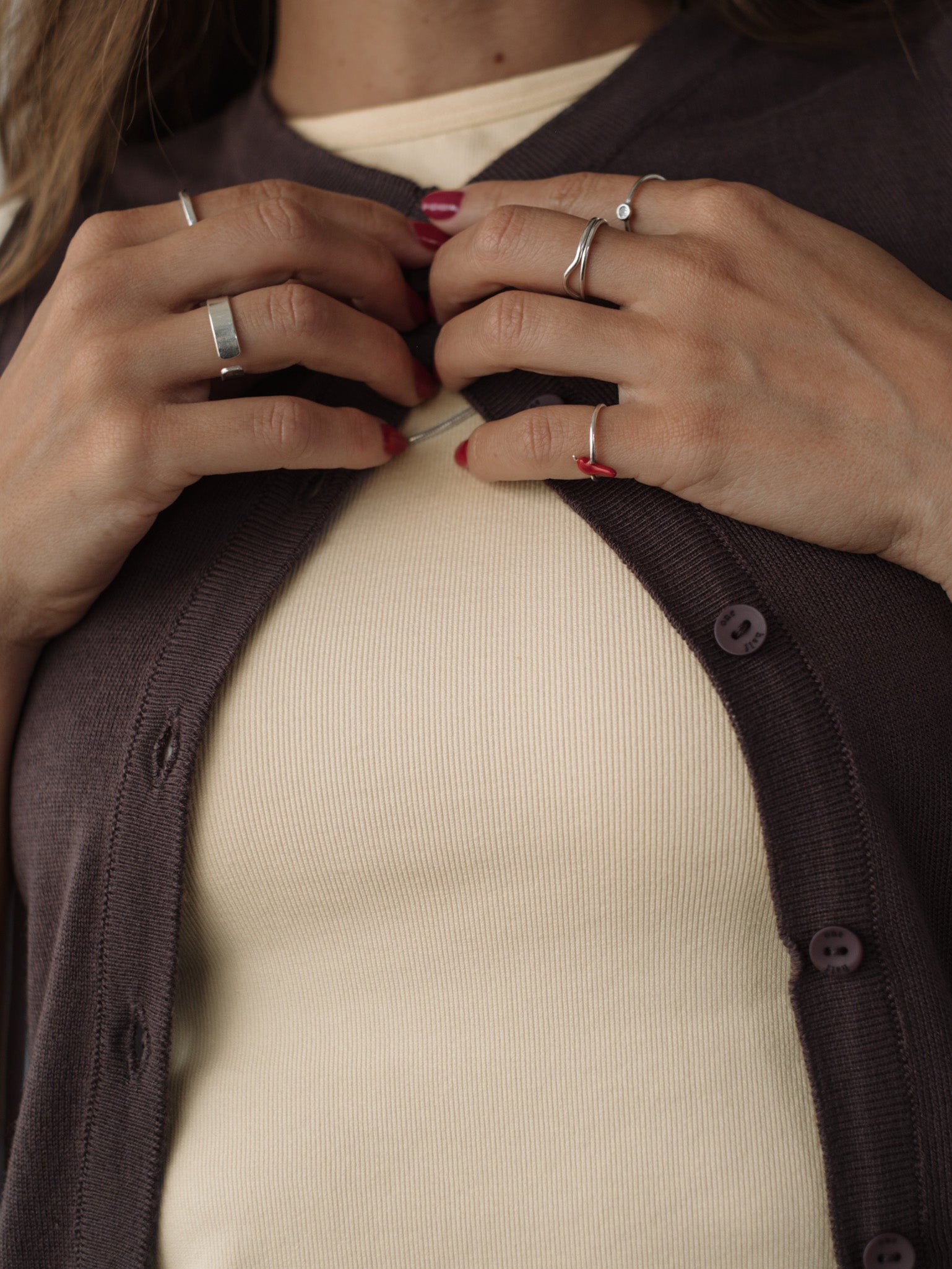 CLASSIC BUTTON KNIT VEST - BROWN - imagen 5