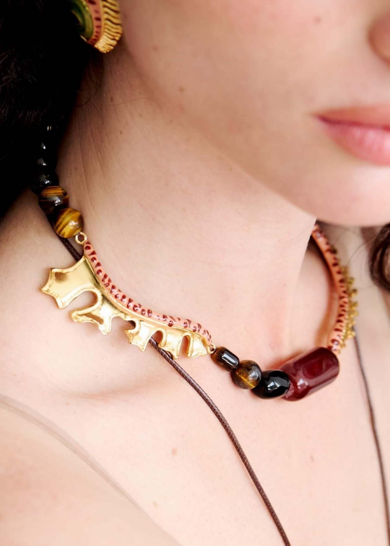 Collar Closed Eyes Burgundy - imagen 6