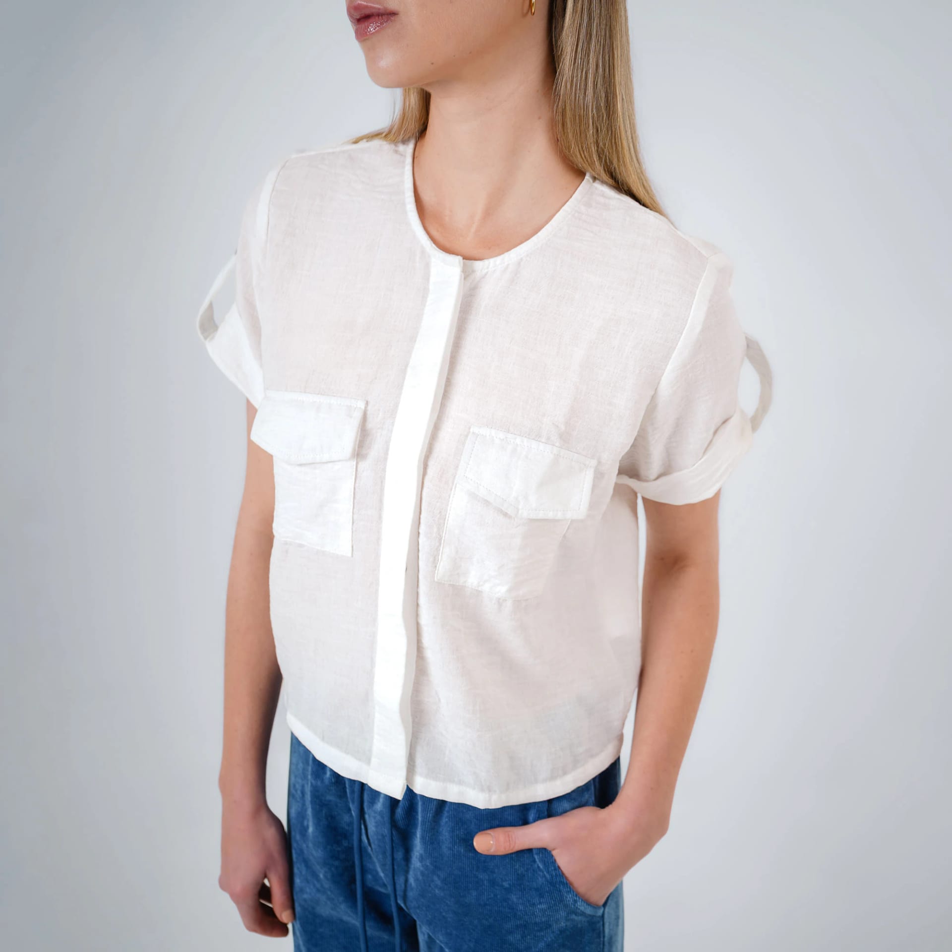 Blusa abierta escote redondo manga corta con charreteras - imagen 2