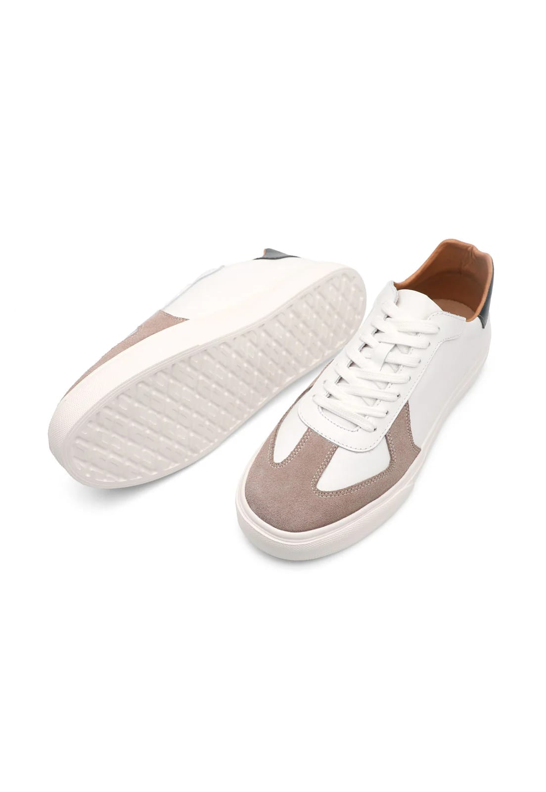 Tenis blancos con detalle en gamusa camel y talon verde - imagen 8