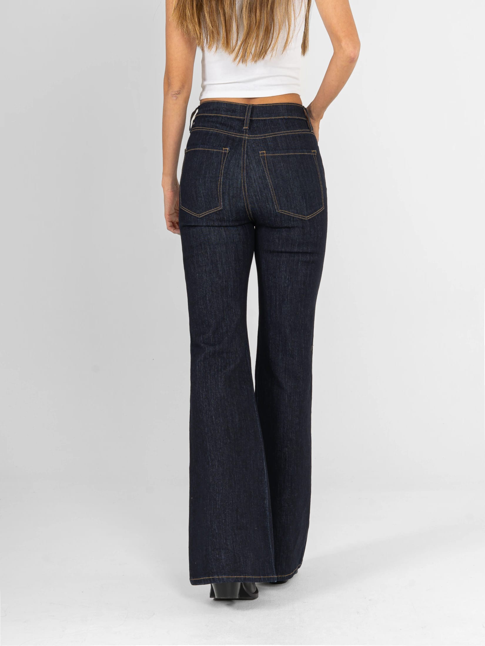 Ref: 066319 Jean flare stretch, bota ancha, tiro alto, tono azul oscuro, detalle en pretina - imagen 2