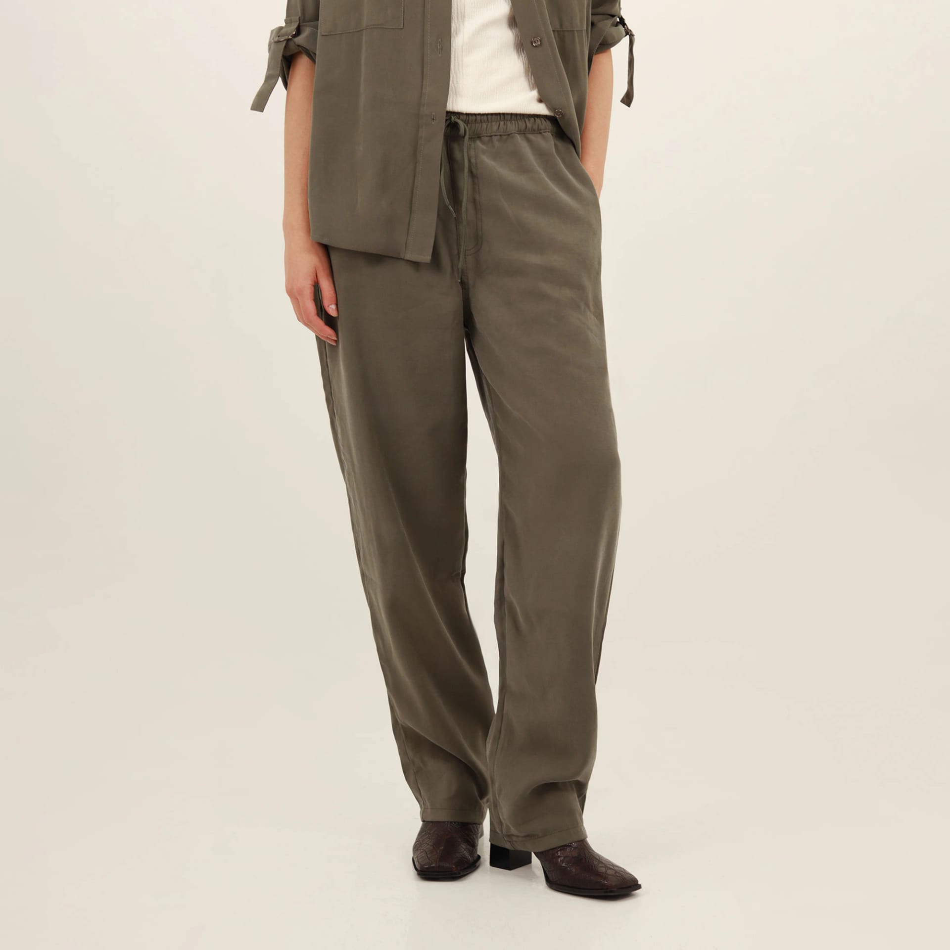 Pantalón bota recta con elastico en cintura y cordón - imagen 9