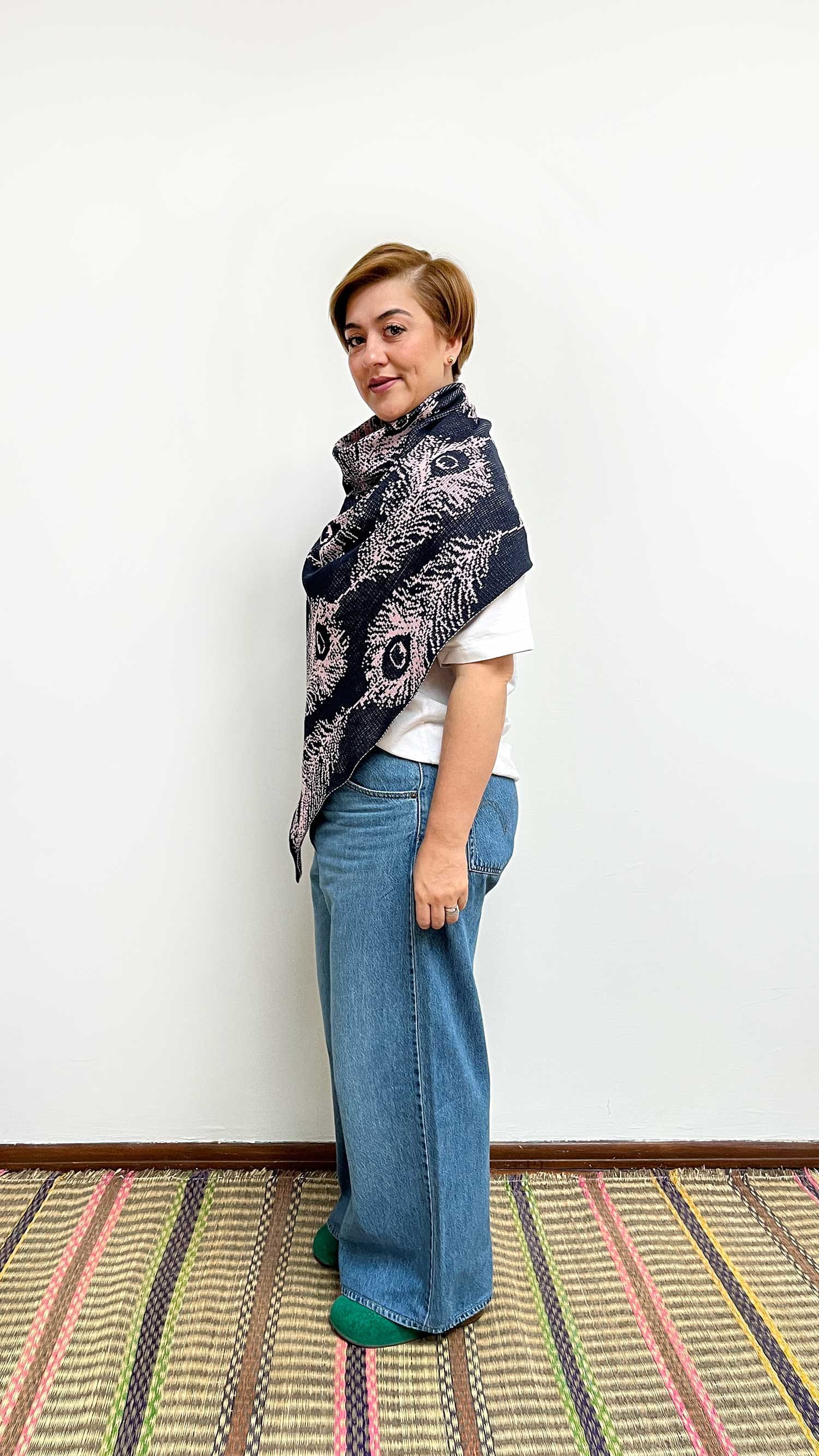 Poncho Plumas - azul oscuro y rosado - imagen 4
