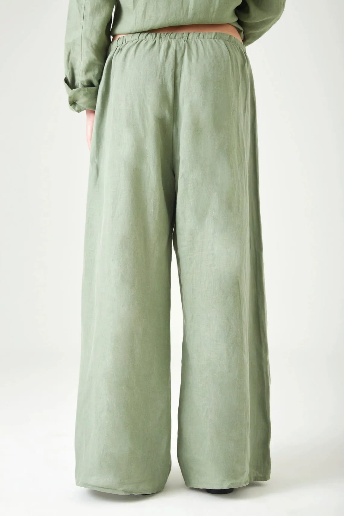 Pantalón pierna ancha con pretina elástica en lino verde salvia para mujer - imagen 5
