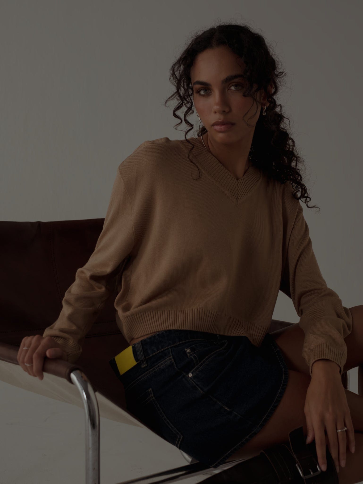 ONE HALF V-NECK KNIT SWEATER - SEPIA - imagen 9
