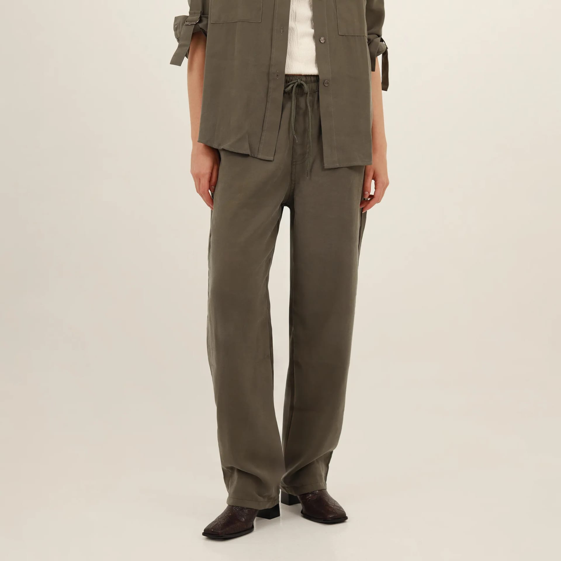 Pantalón bota recta con elastico en cintura y cordón - imagen 6