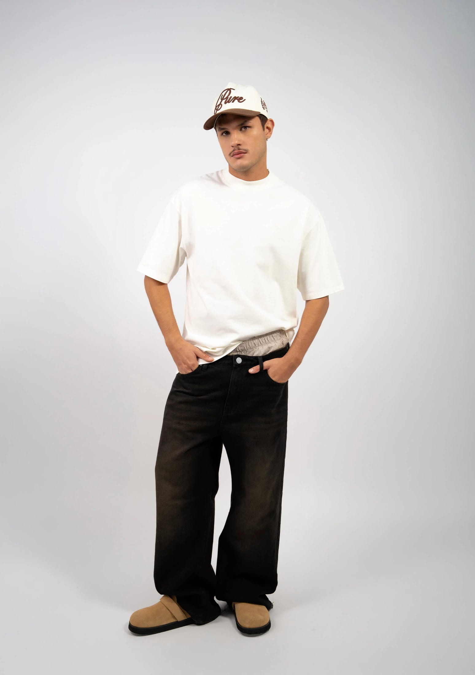 Classic White T-Shirt - imagen 3