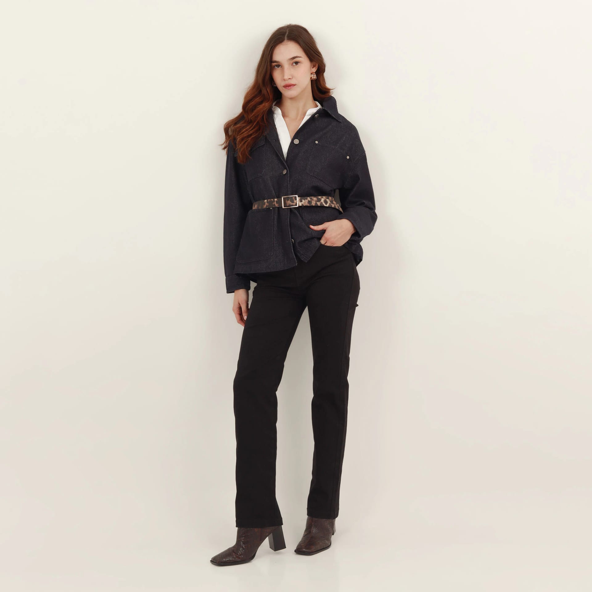 Chaqueta acolchada con capucha y ajuste en cintura - imagen 17