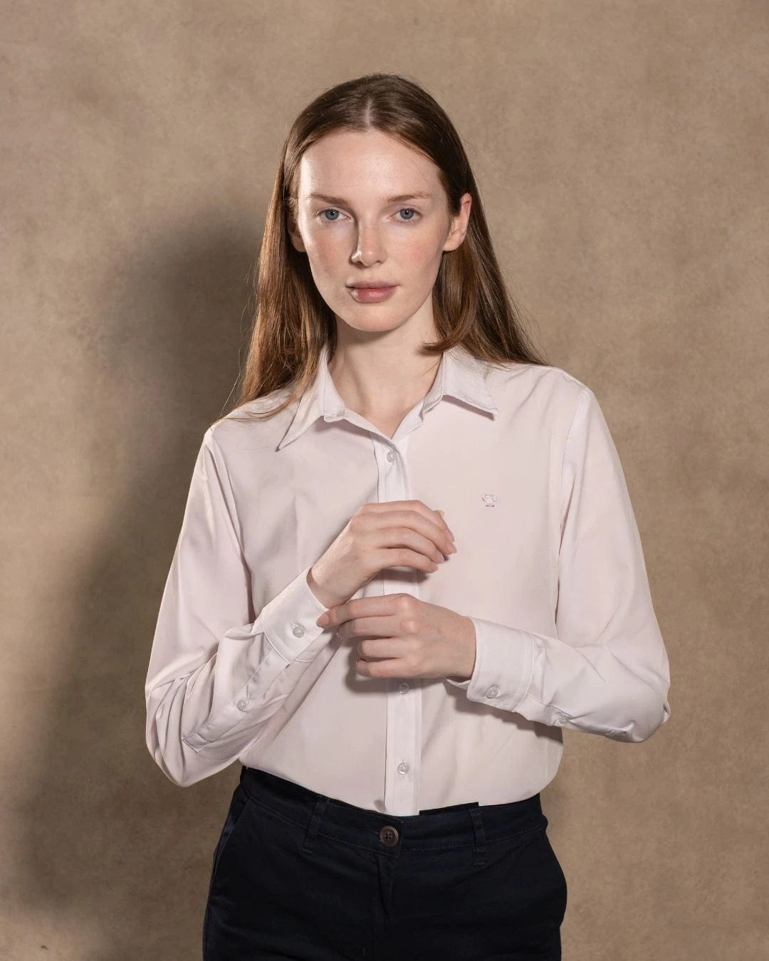 Camisa Performance Antiarrugas De Mujer Blanca - imagen 3